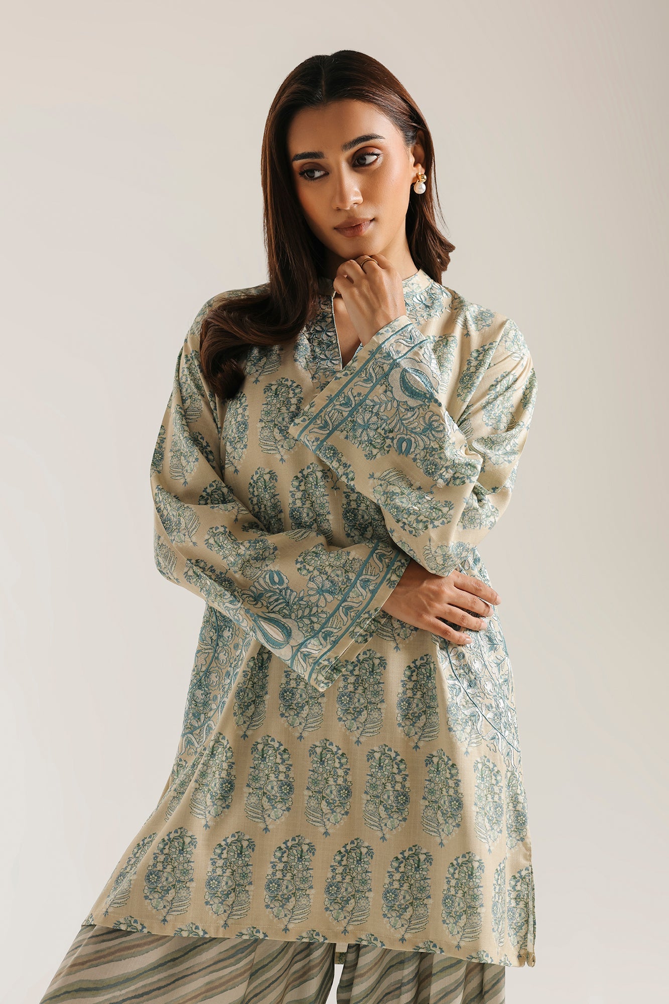 EMBROIDERED SUIT (E8244/102/129)