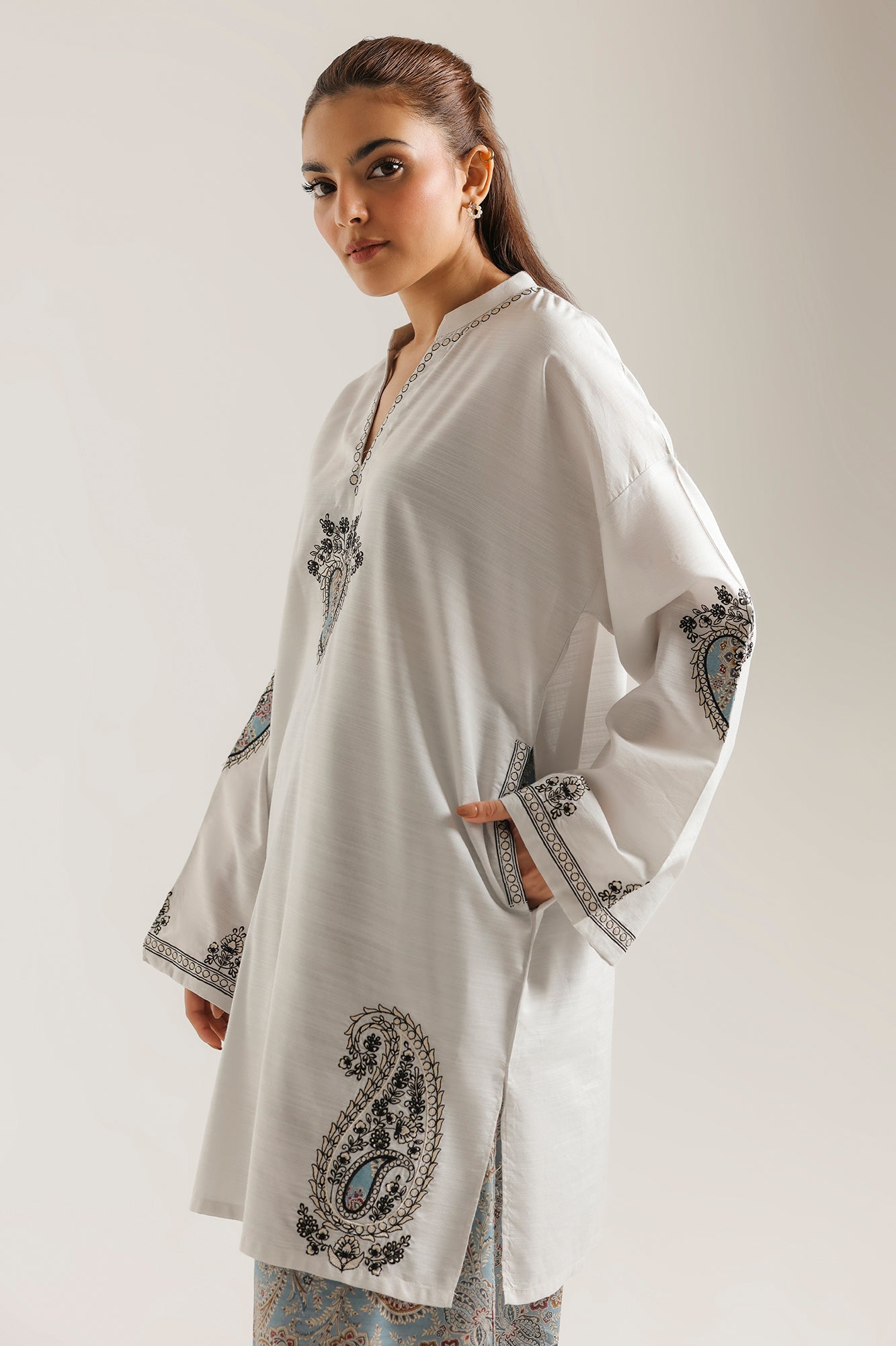 EMBROIDERED SUIT (E8281/102/003)