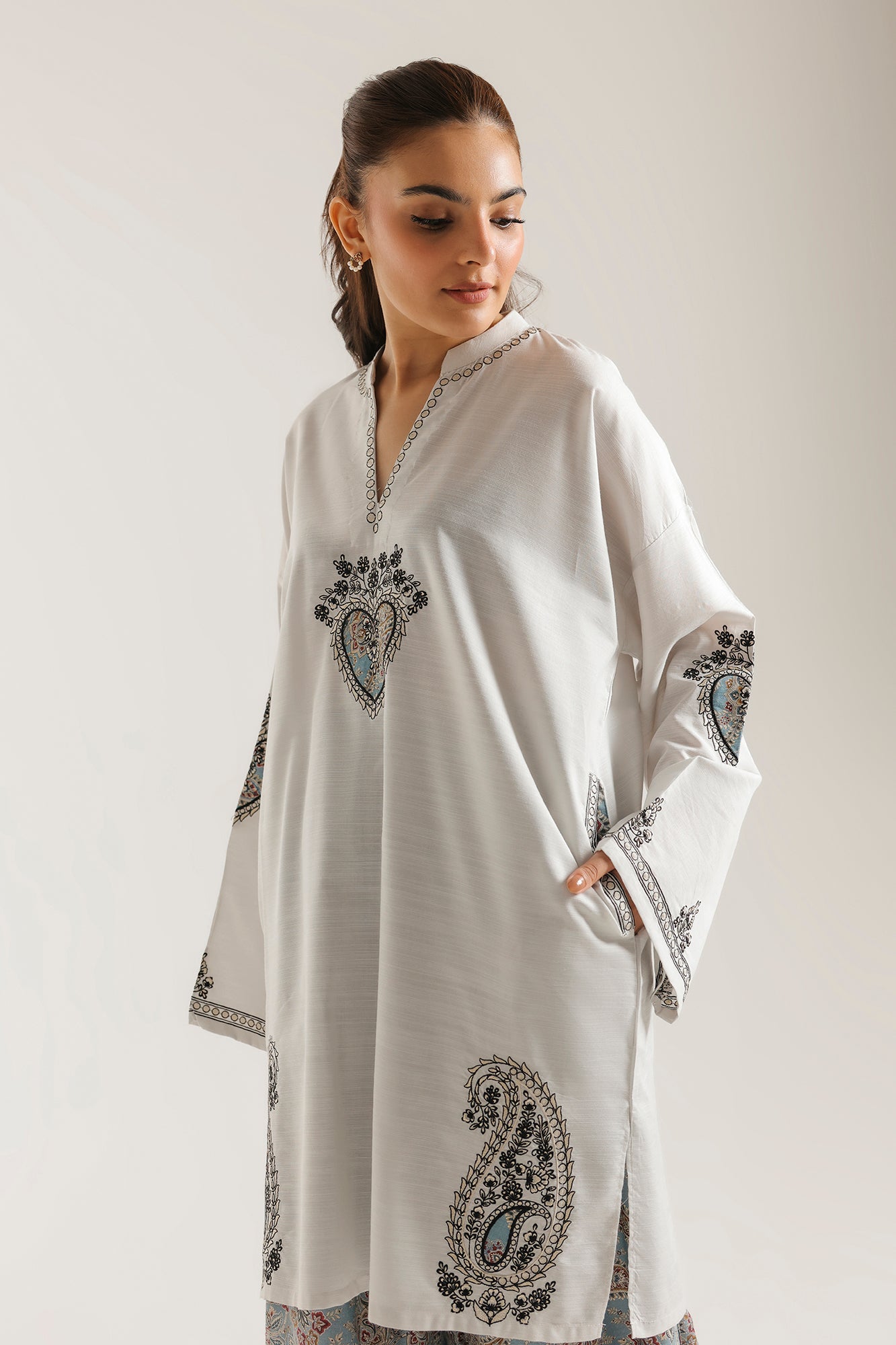 EMBROIDERED SUIT (E8281/102/003)
