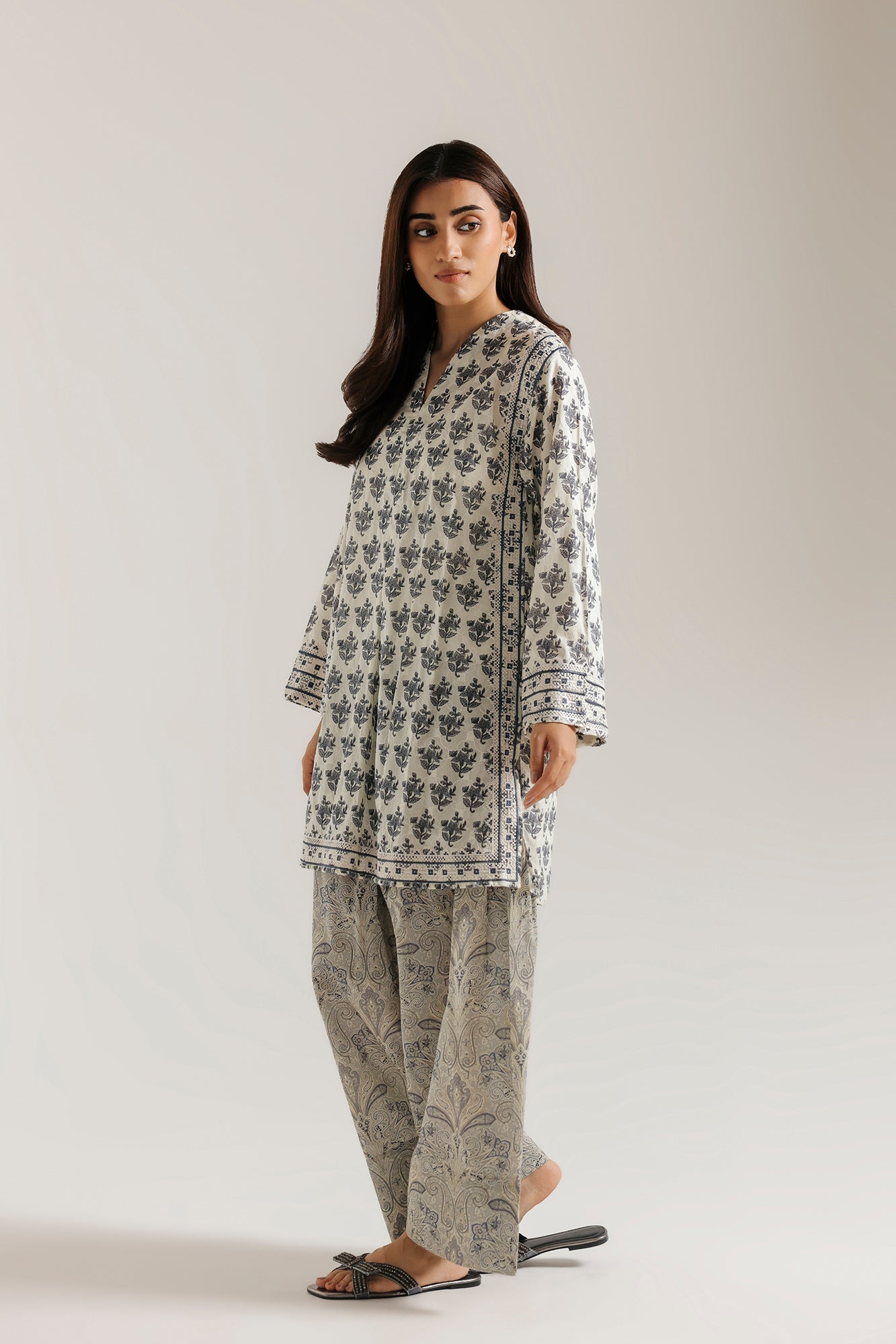 EMBROIDERED SUIT (E9225/102/003)