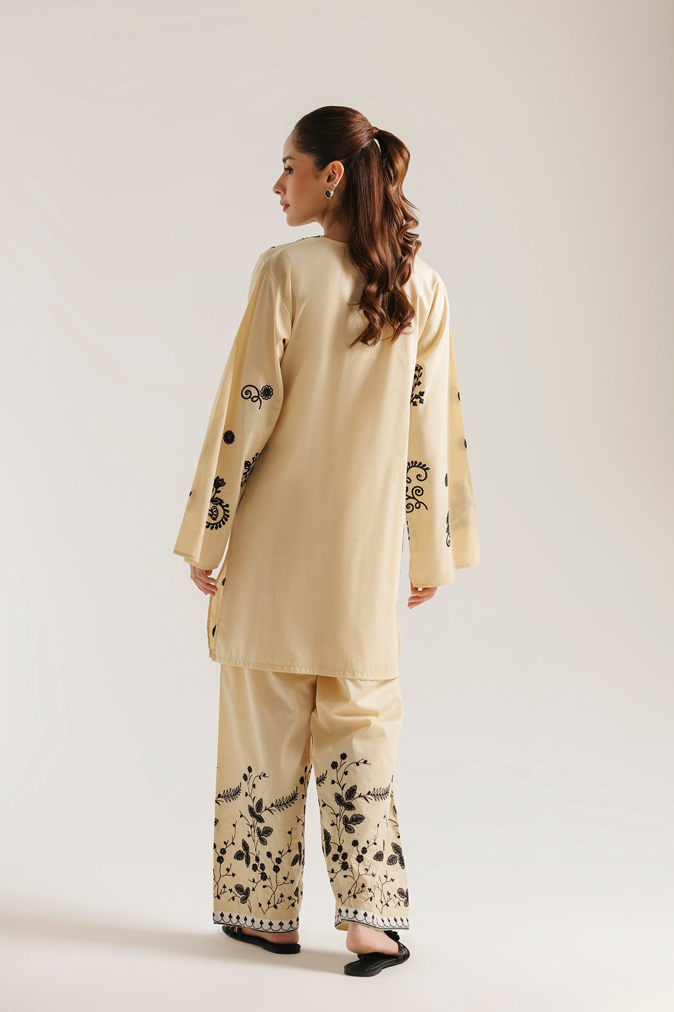 EMBROIDERED SUIT (E9239/102/112)