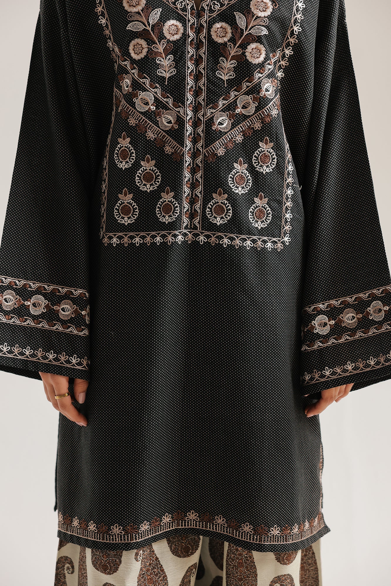 EMBROIDERED SUIT (E9245/102/902)
