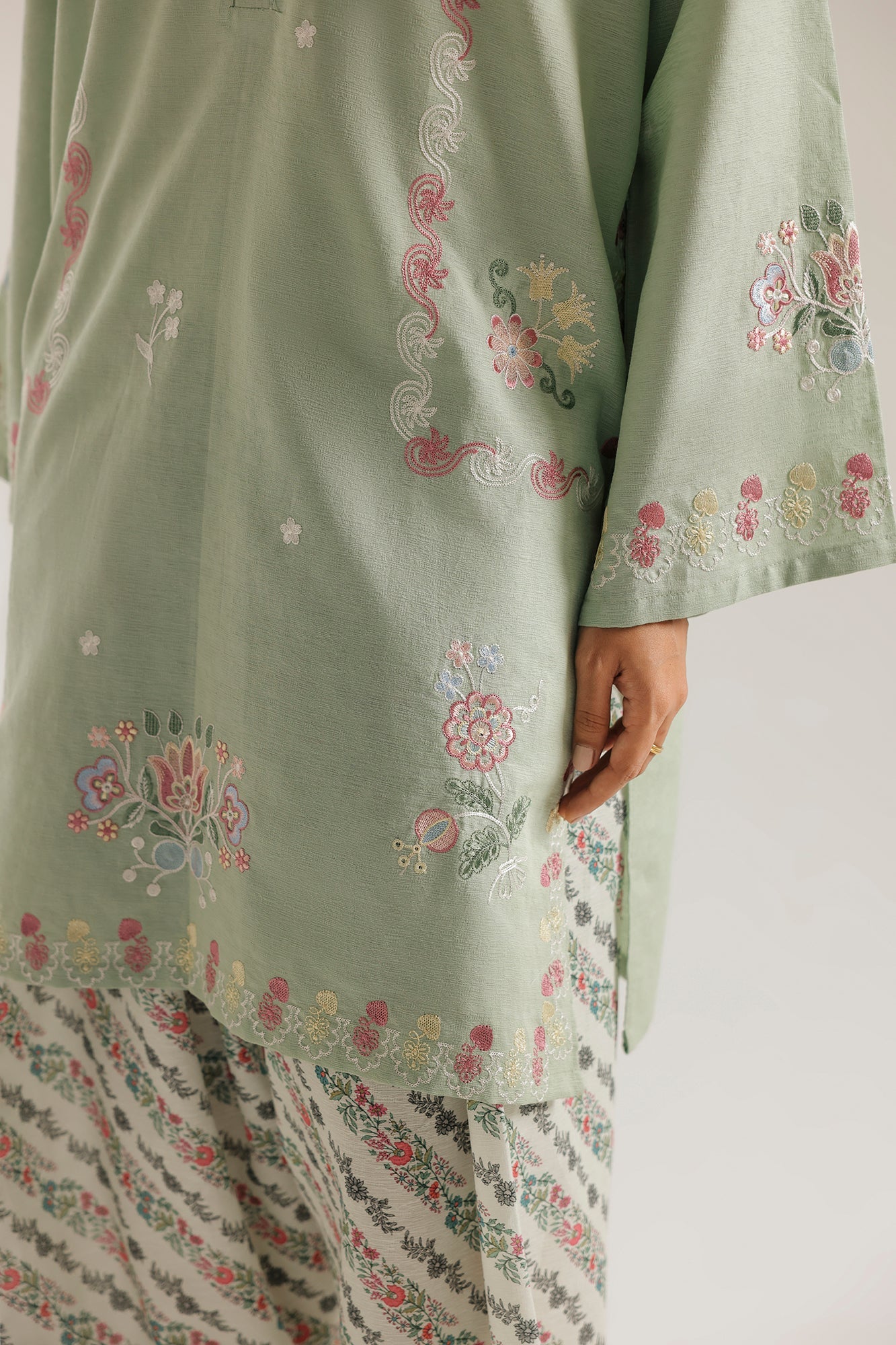 EMBROIDERED SUIT (E9247/102/130)