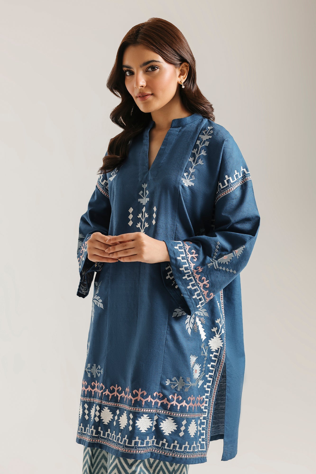 EMBROIDERED SUIT (E9248/102/604)