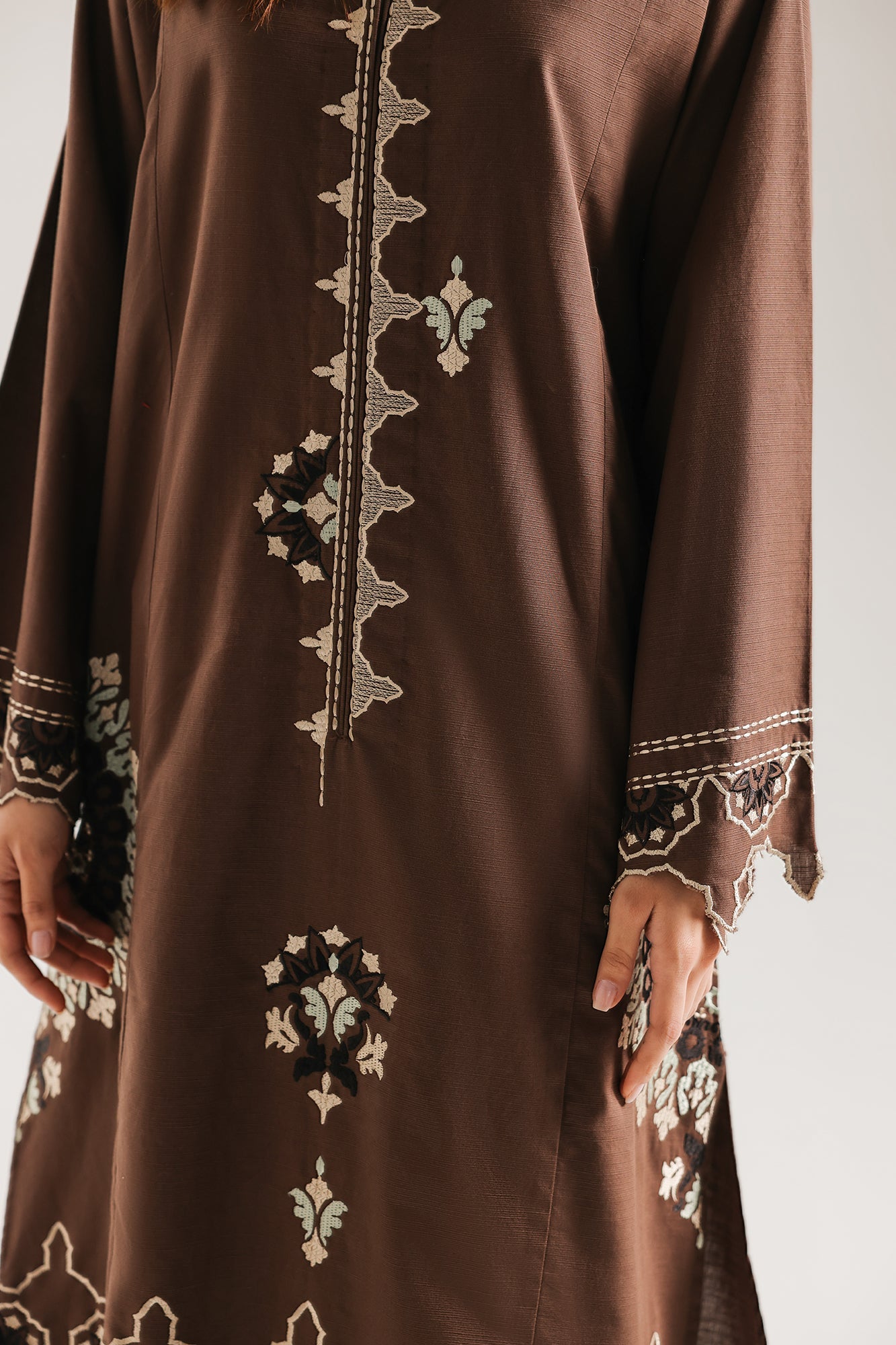 EMBROIDERED SUIT (E9323-102-319)