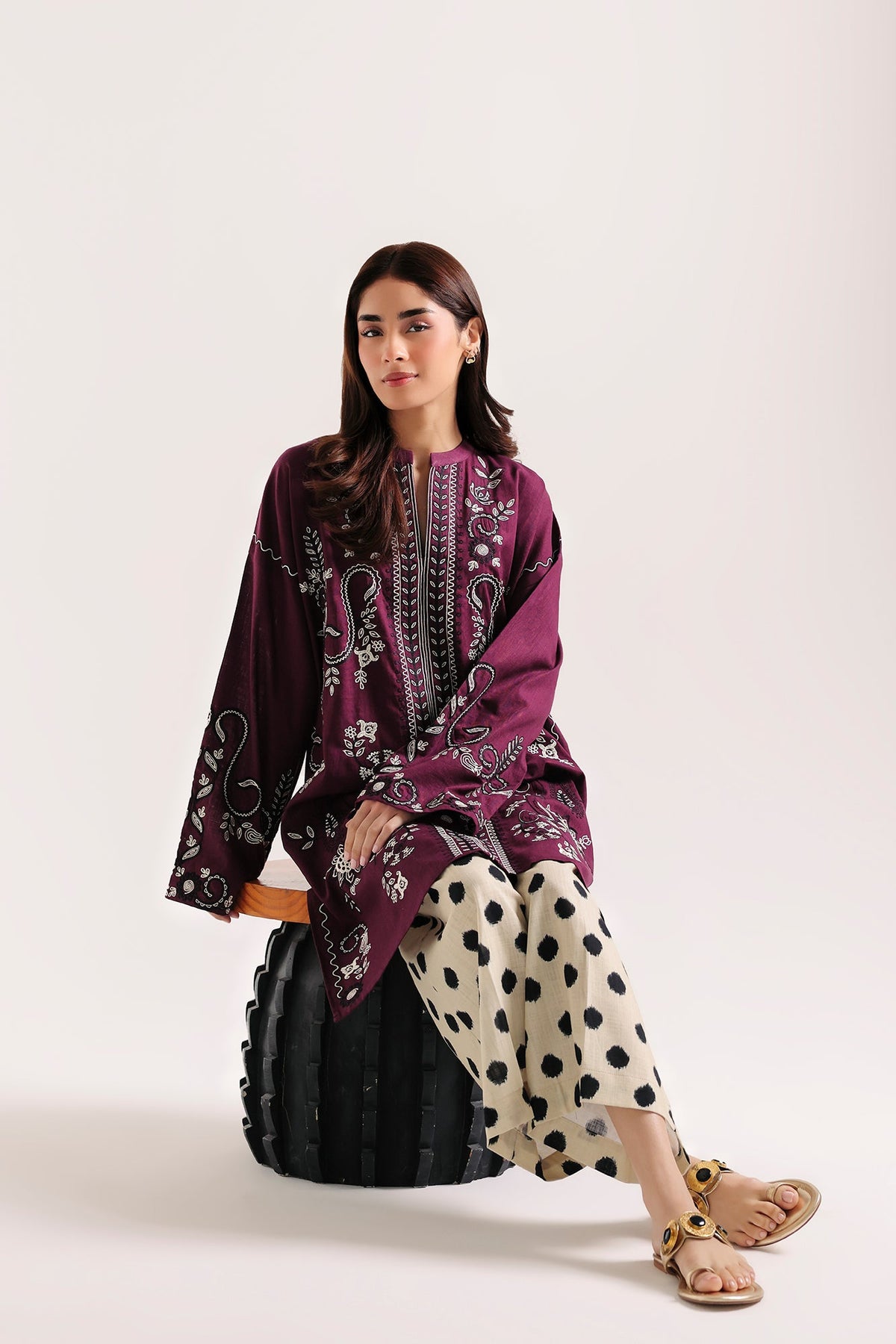 EMBROIDERED SUIT (E9490-102-516)