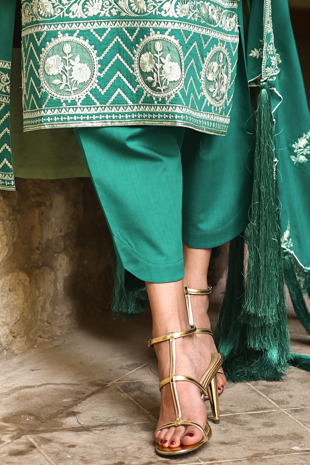 3 Piece Embroidered Lawn Suit with Organza Applique Borders and Embroidered Denting Lawn Dupatta
