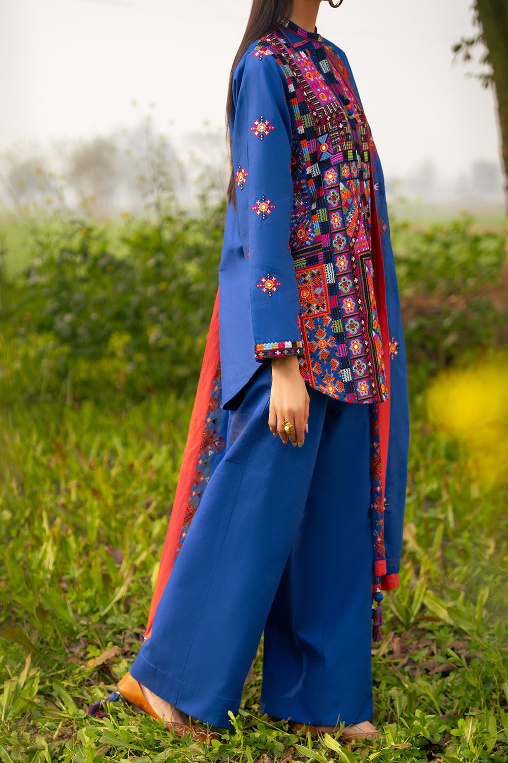 https://cdn.shopify.com/s/files/1/0706/3253/8159/files/Embroidered-Lawn-Dupatta-Embroidered-Lawn-Shirt-Dyed-Trouser-Gulahmed-CL-52448-Side.jpg?v=1769499075