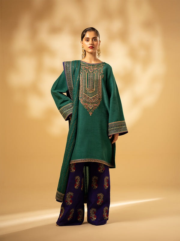 Fozia Khalid – Emerald Craftsmanship Style