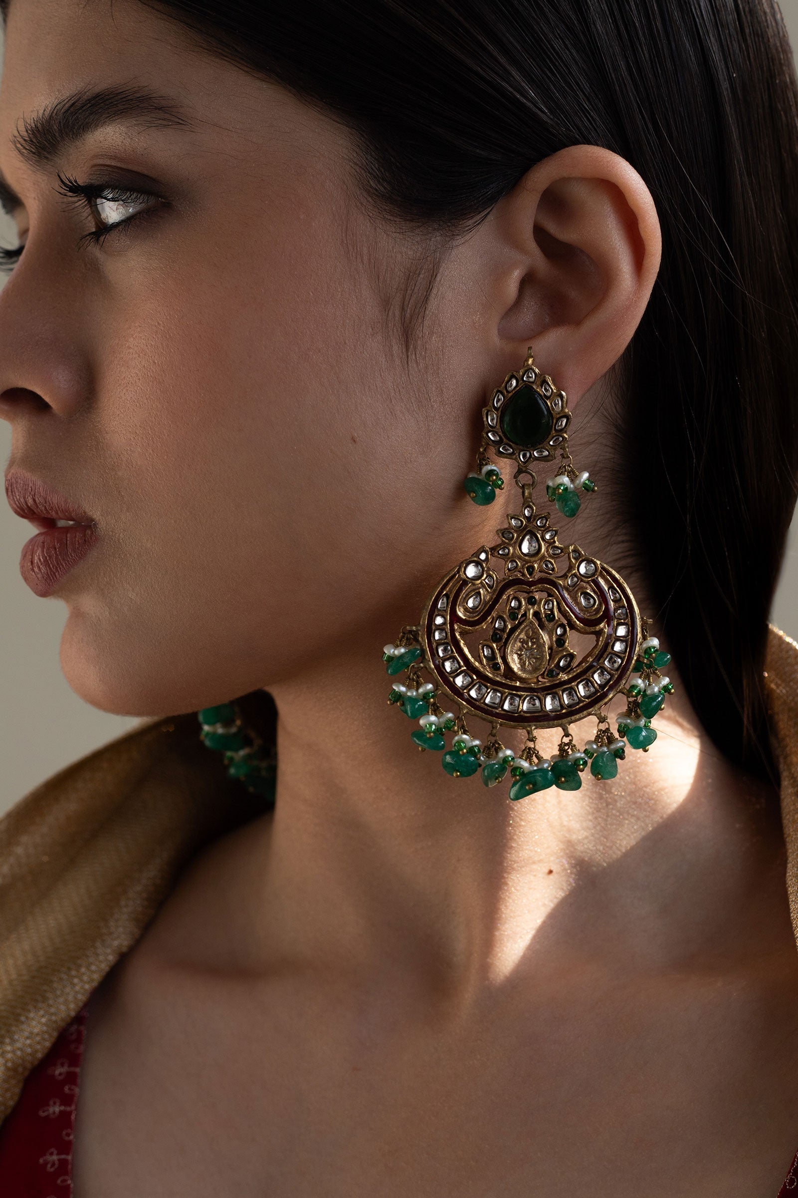 https://cdn.shopify.com/s/files/1/0340/8376/6405/files/GOLDPLATEDPEACOCKGREENEARRINGS.jpg?v=1702385330