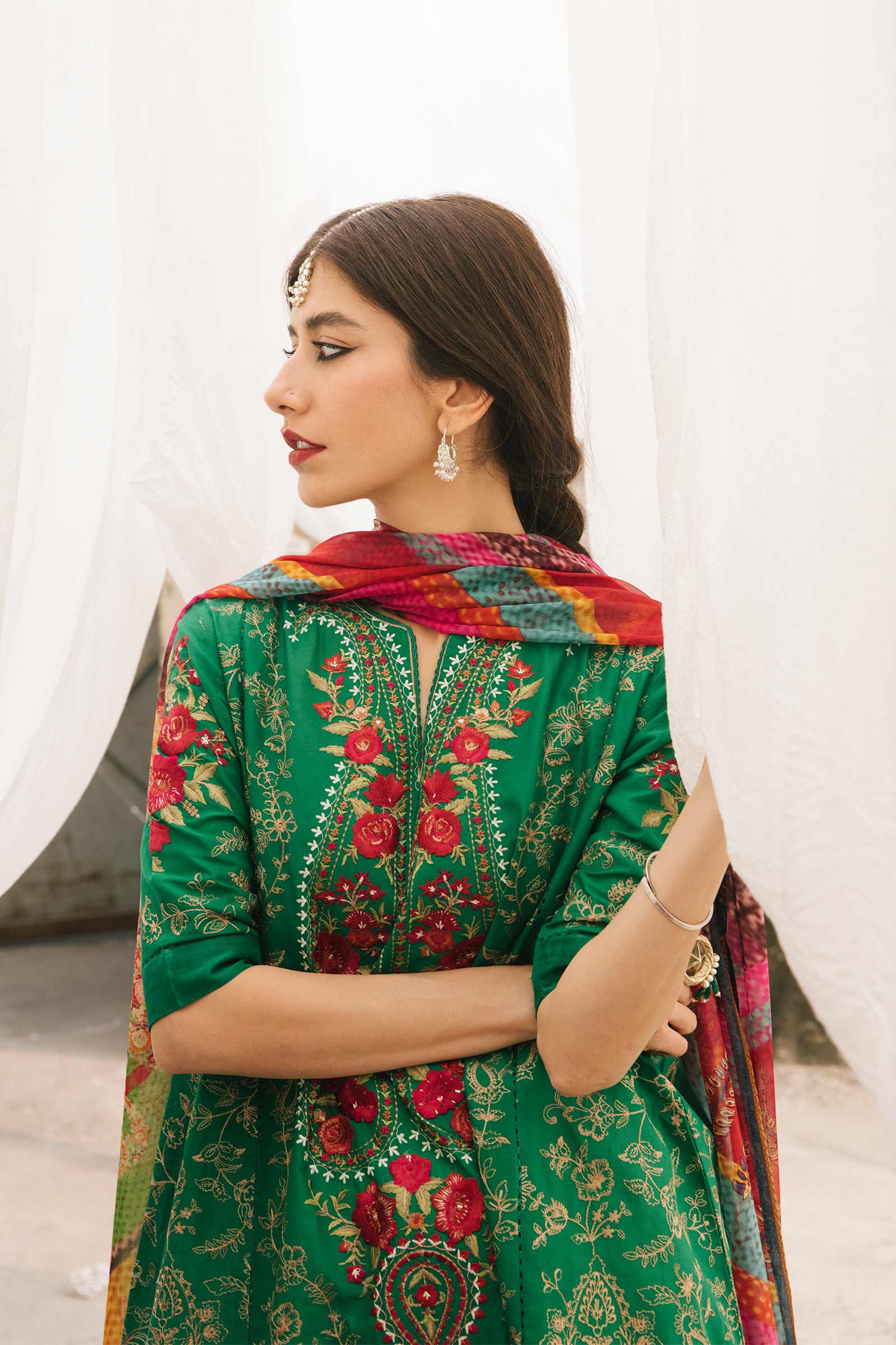https://cdn.shopify.com/s/files/1/0340/8376/6405/products/Gulaab-Ab.jpg?v=1647784763