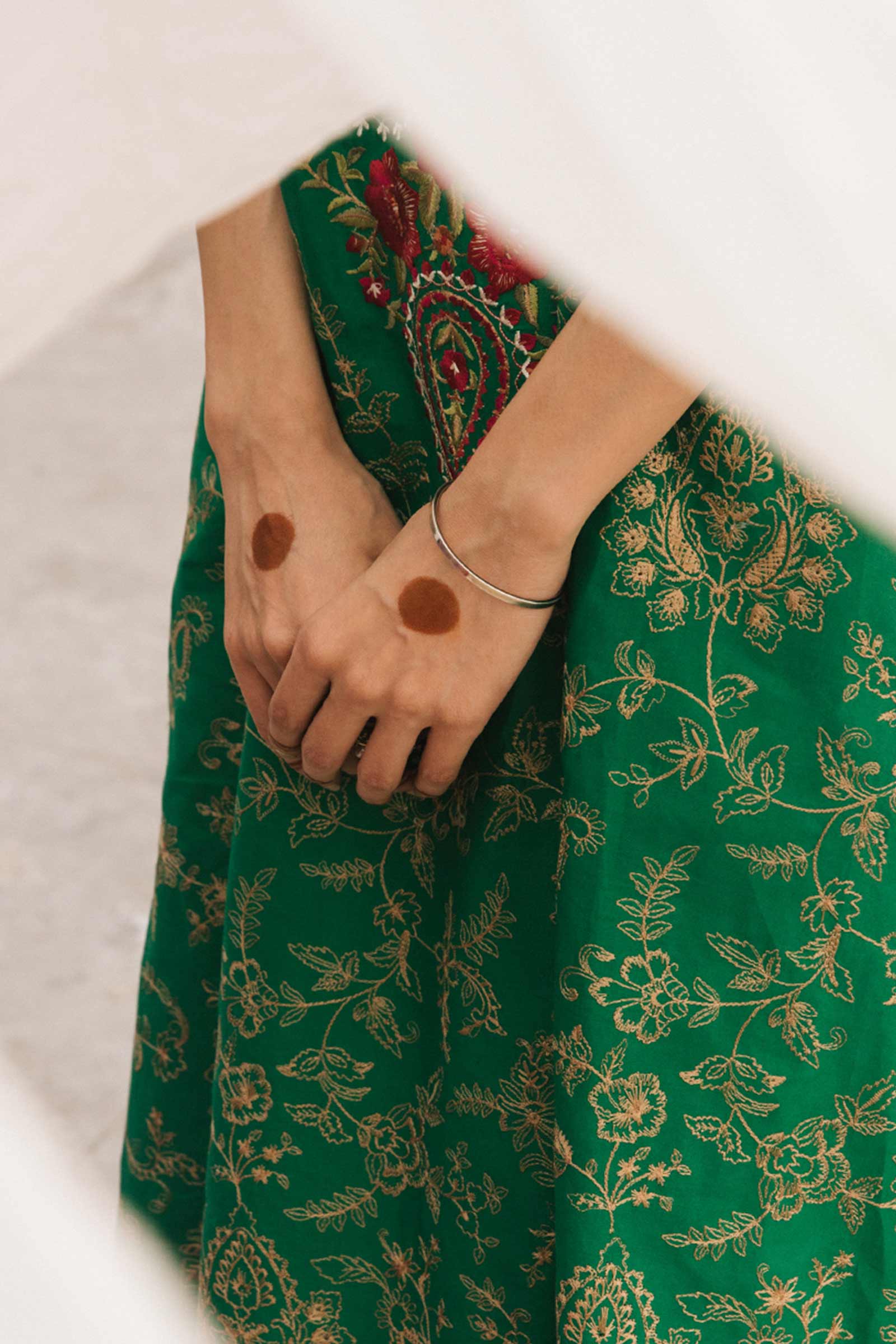 https://cdn.shopify.com/s/files/1/0340/8376/6405/products/Gulaab-Ae.jpg?v=1647784763