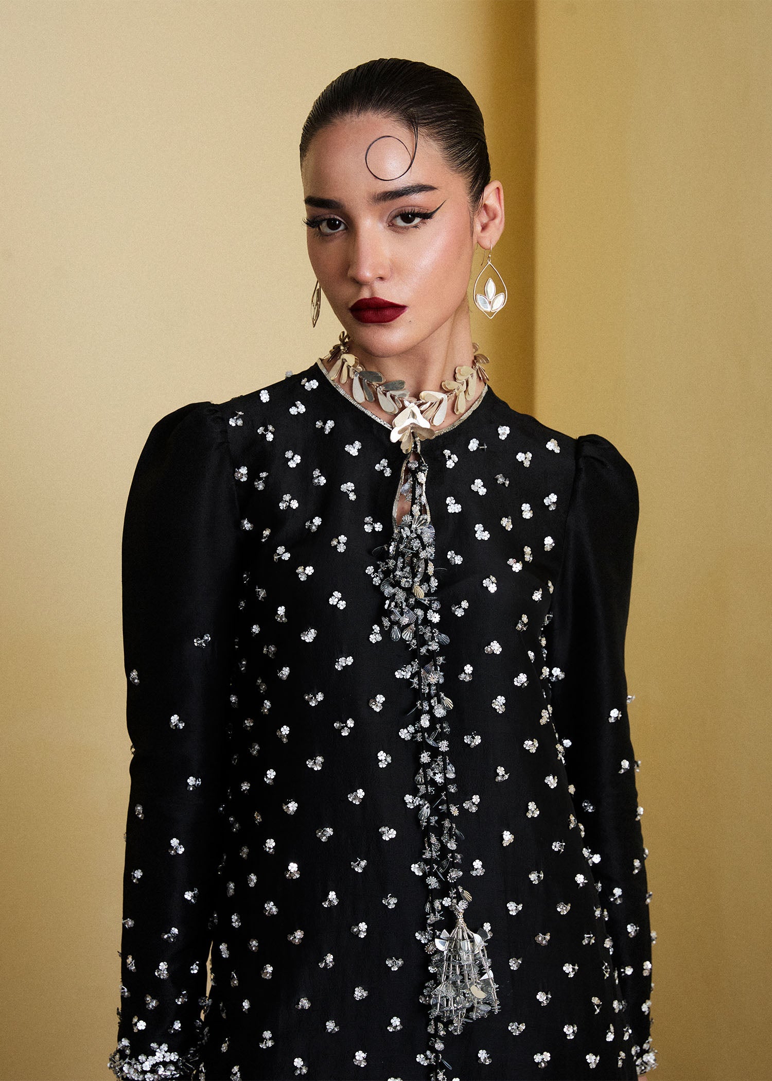 https://cdn.shopify.com/s/files/1/0016/9476/1035/files/HRLuxuryPret2511300copy.jpg?v=1740134272