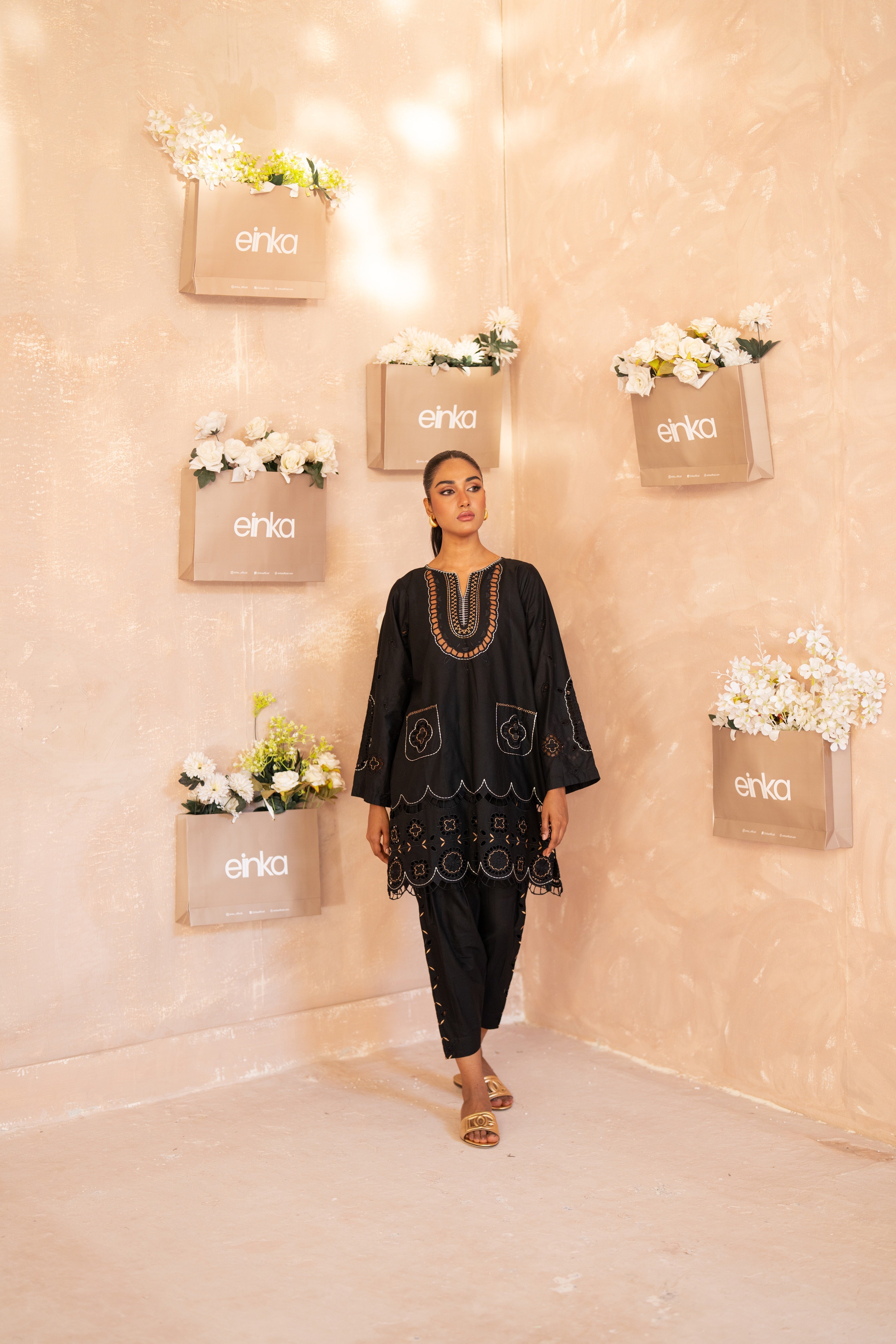 Nia – Black