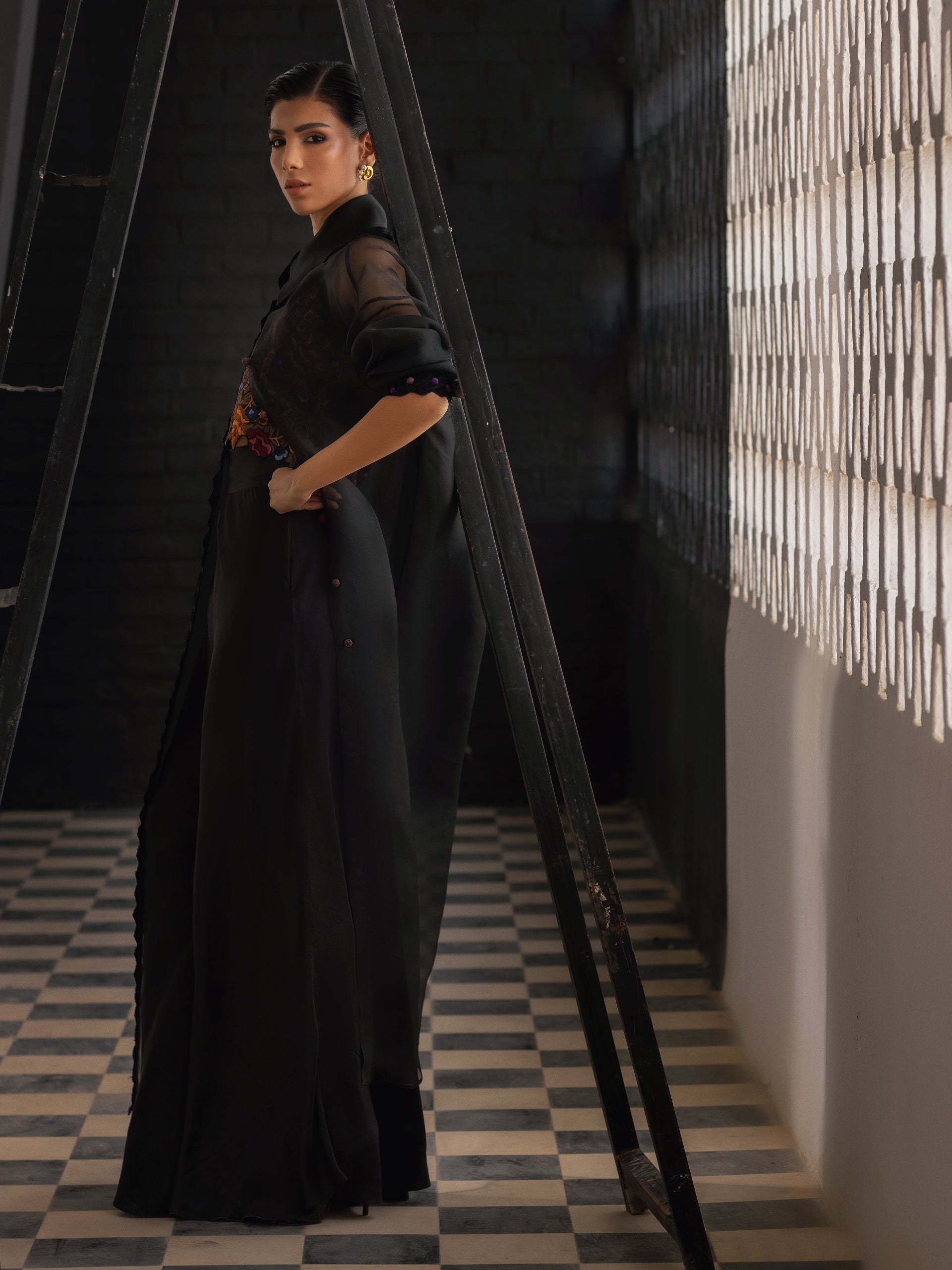 https://cdn.shopify.com/s/files/1/0768/4872/6205/files/Ilara-Black-4.jpg?v=1777668445