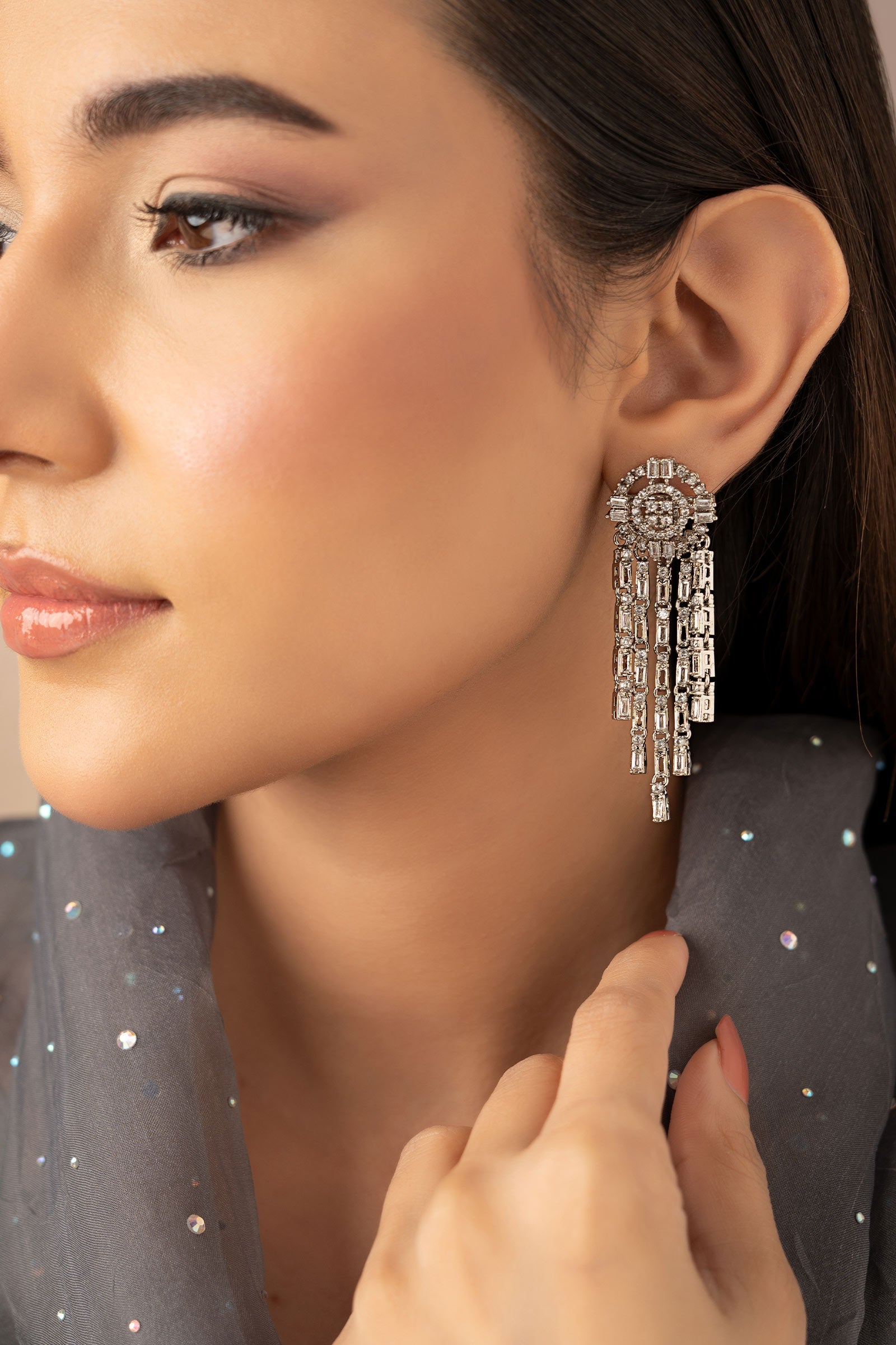 https://cdn.shopify.com/s/files/1/0620/8788/9062/files/JER_EA25_10_White_Zircon-B.jpg?v=1746542148