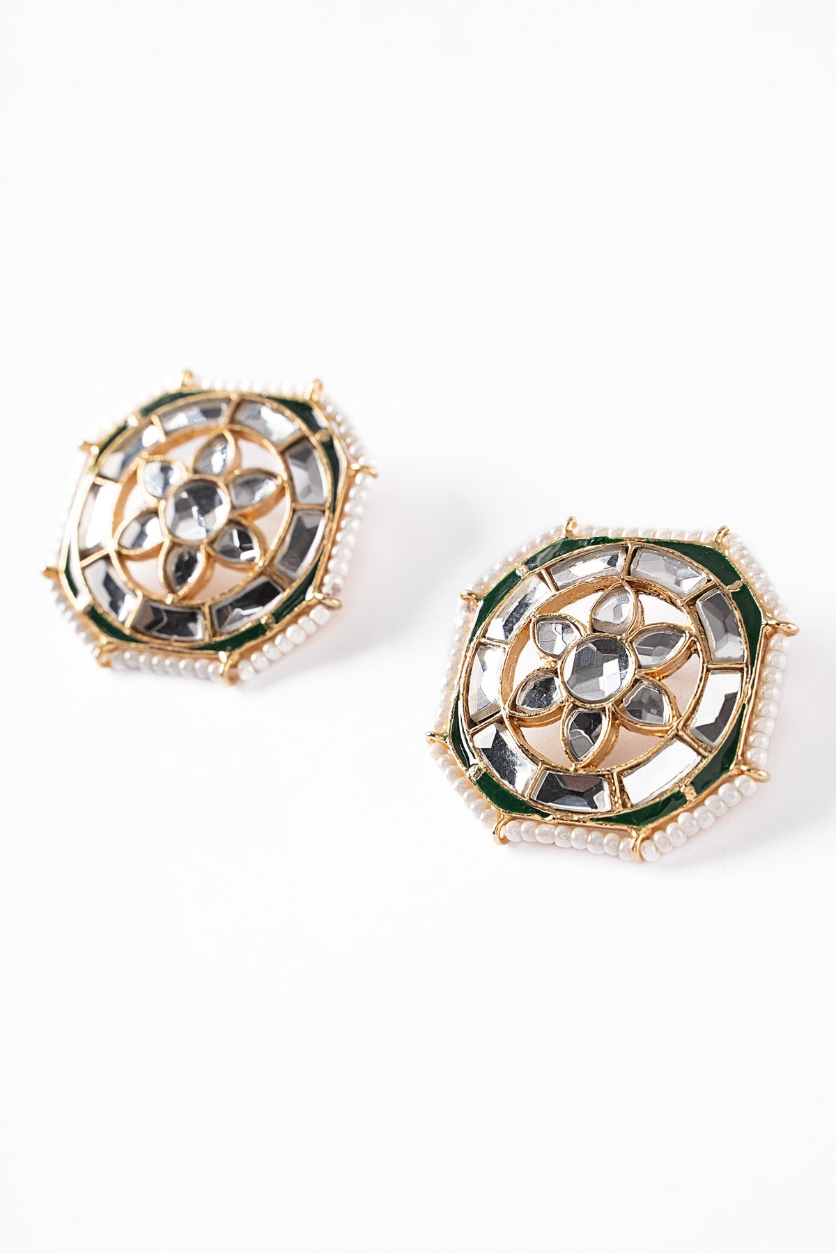 Avira Studs
