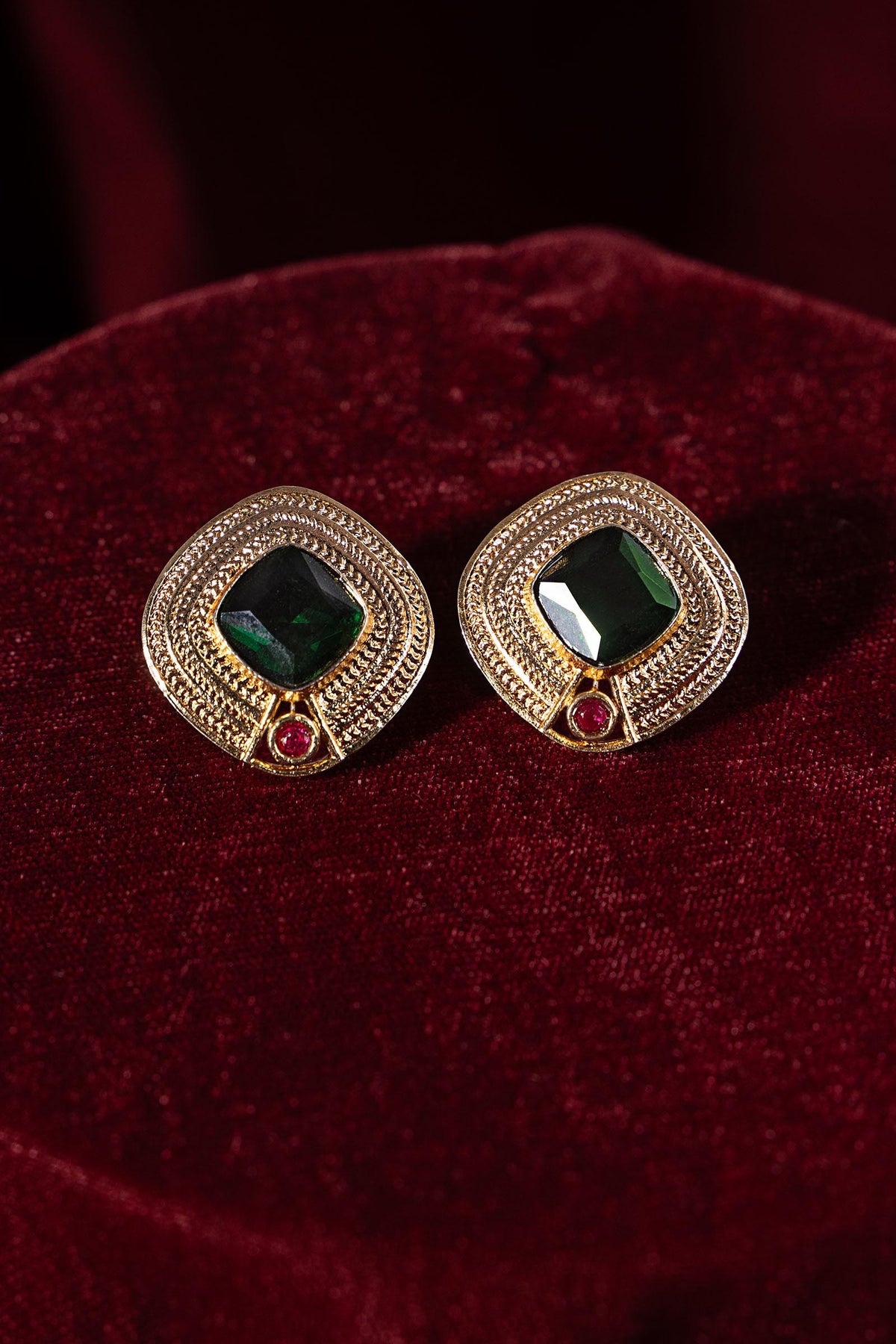 Nadare Studs