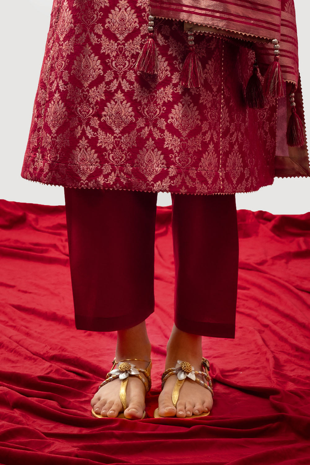 https://cdn.shopify.com/s/files/1/0706/3253/8159/files/Jacquard-Dupatta-Jacquard-Shirt-Dyed-Trouser-Gulahmed-MJ-52044-Bottom.jpg?v=1759818855