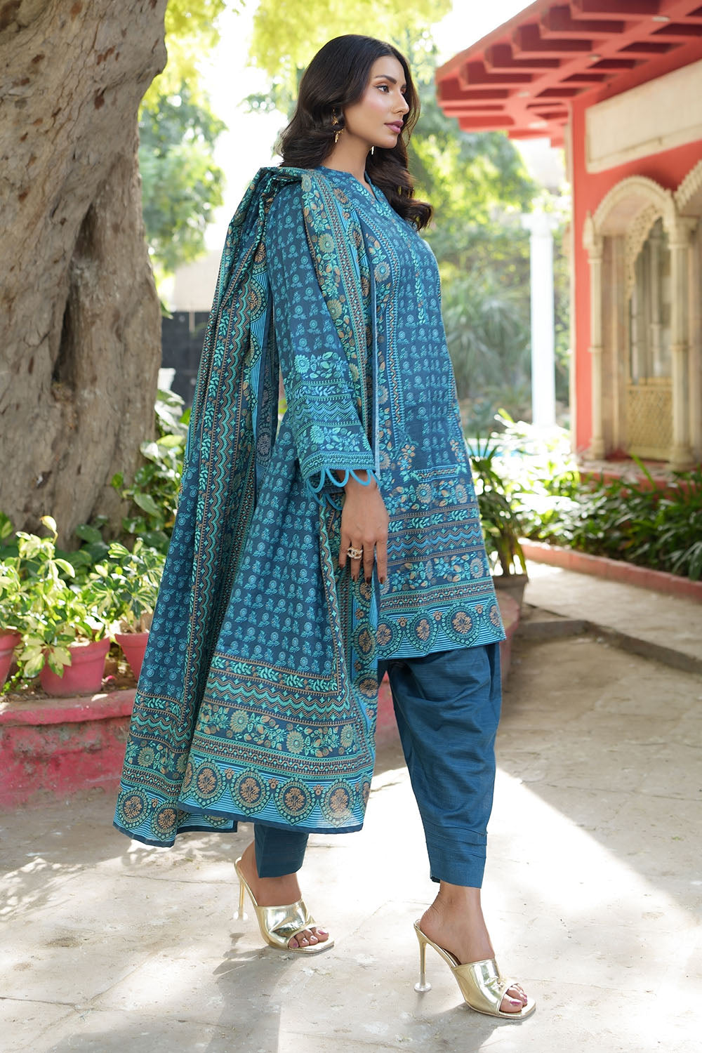 https://cdn.shopify.com/s/files/1/0706/3253/8159/files/Khaddar-Dupatta-Khaddar-Shirt-Dyed-Trouser-Gulahmed-SD-52220-Front-1.jpg?v=1763190478