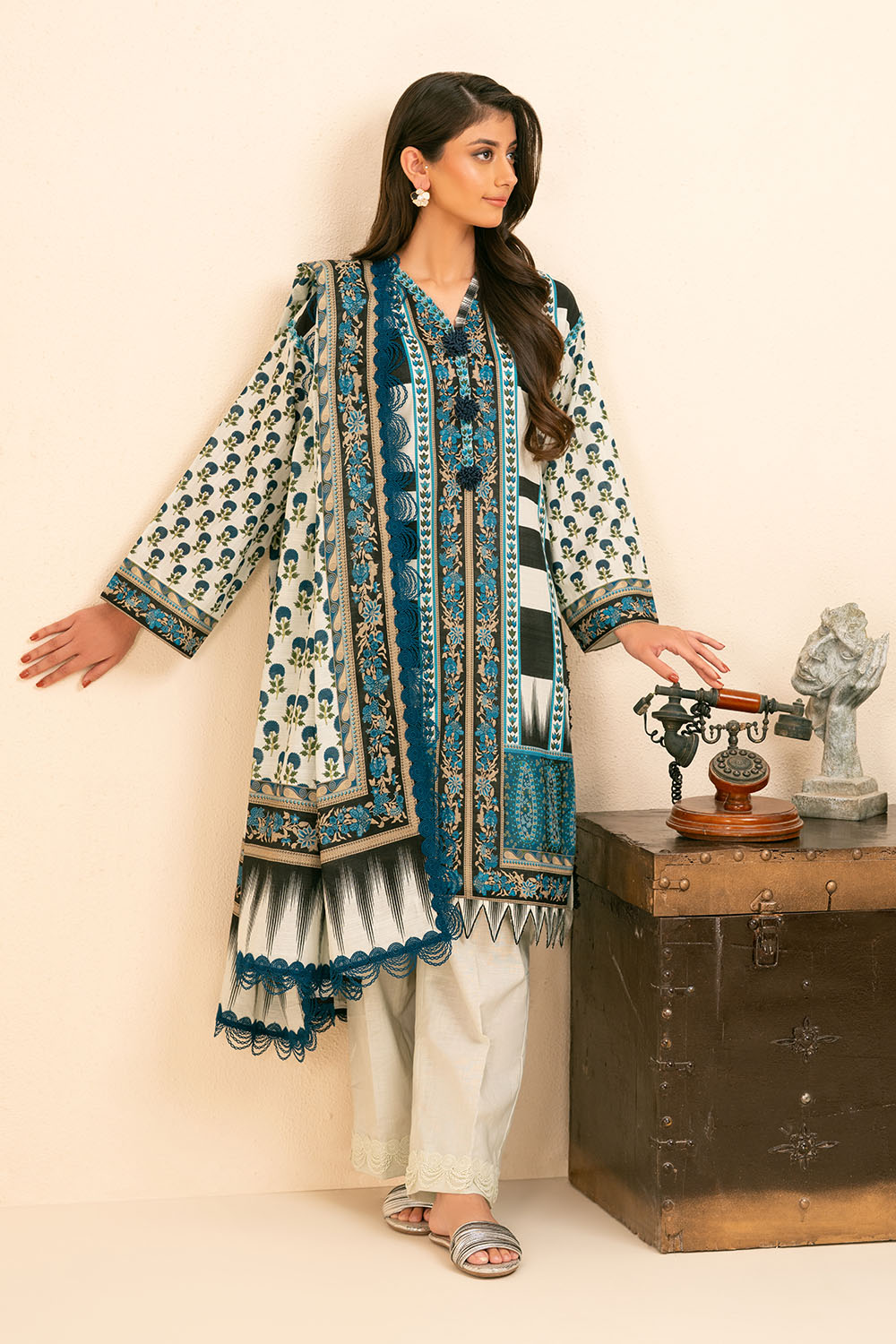3 Piece Printed Khaddar Suit With Dupatta