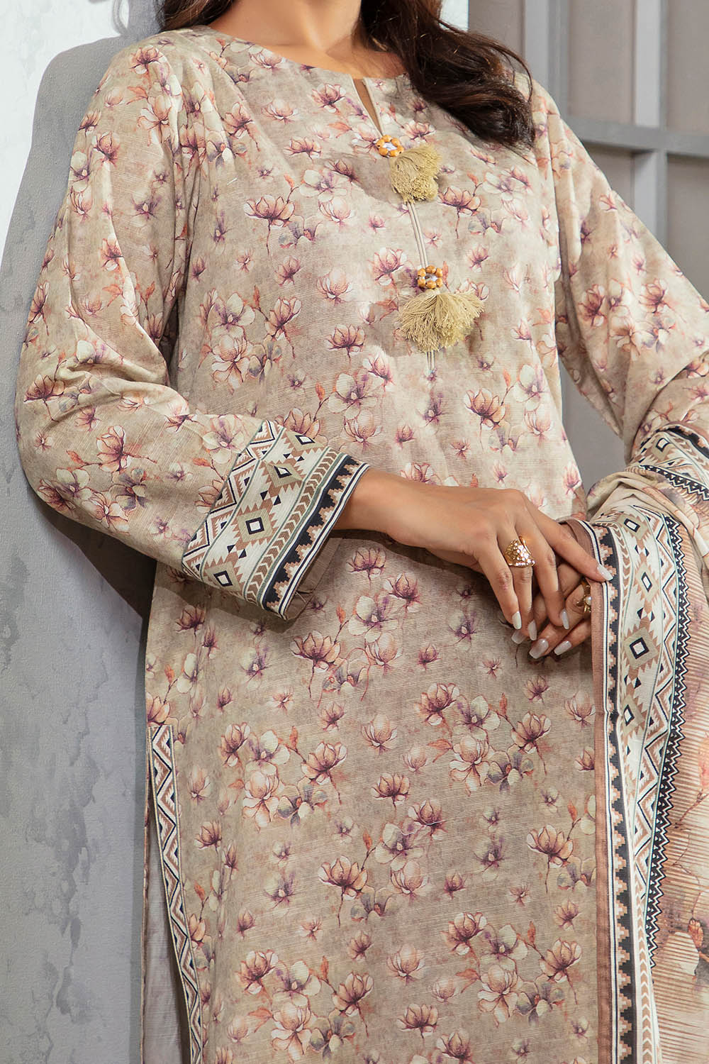 https://cdn.shopify.com/s/files/1/0706/3253/8159/files/Khaddar-Dupatta-Khaddar-Shirt-Dyed-Trouser-Gulahmed-WNS-52092-Close-1.jpg?v=1761215921