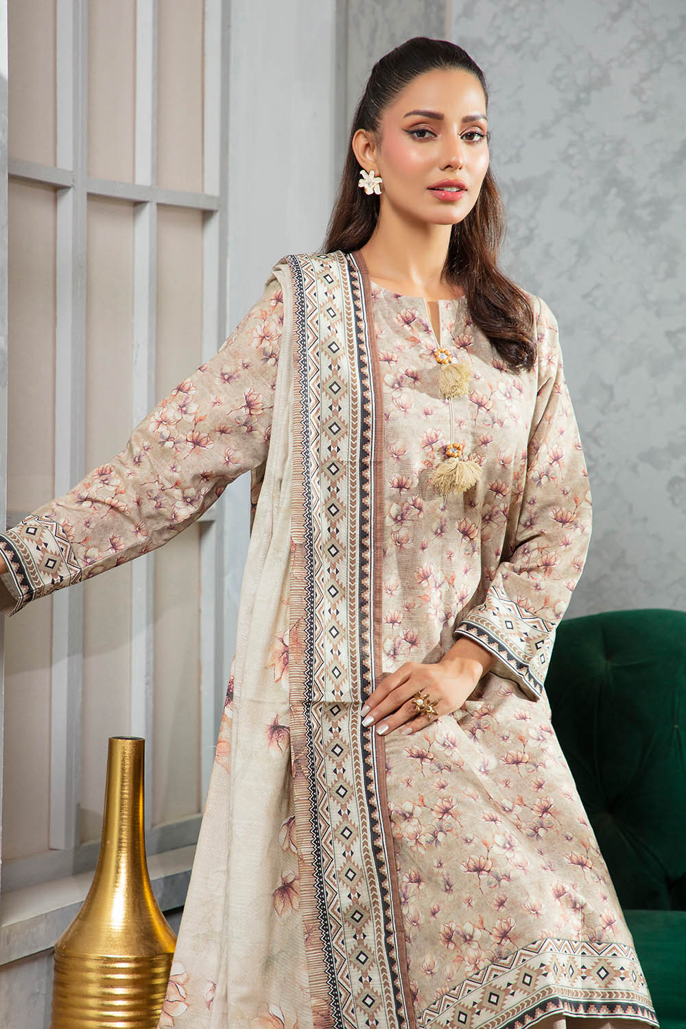 https://cdn.shopify.com/s/files/1/0706/3253/8159/files/Khaddar-Dupatta-Khaddar-Shirt-Dyed-Trouser-Gulahmed-WNS-52092-Close.jpg?v=1761215921