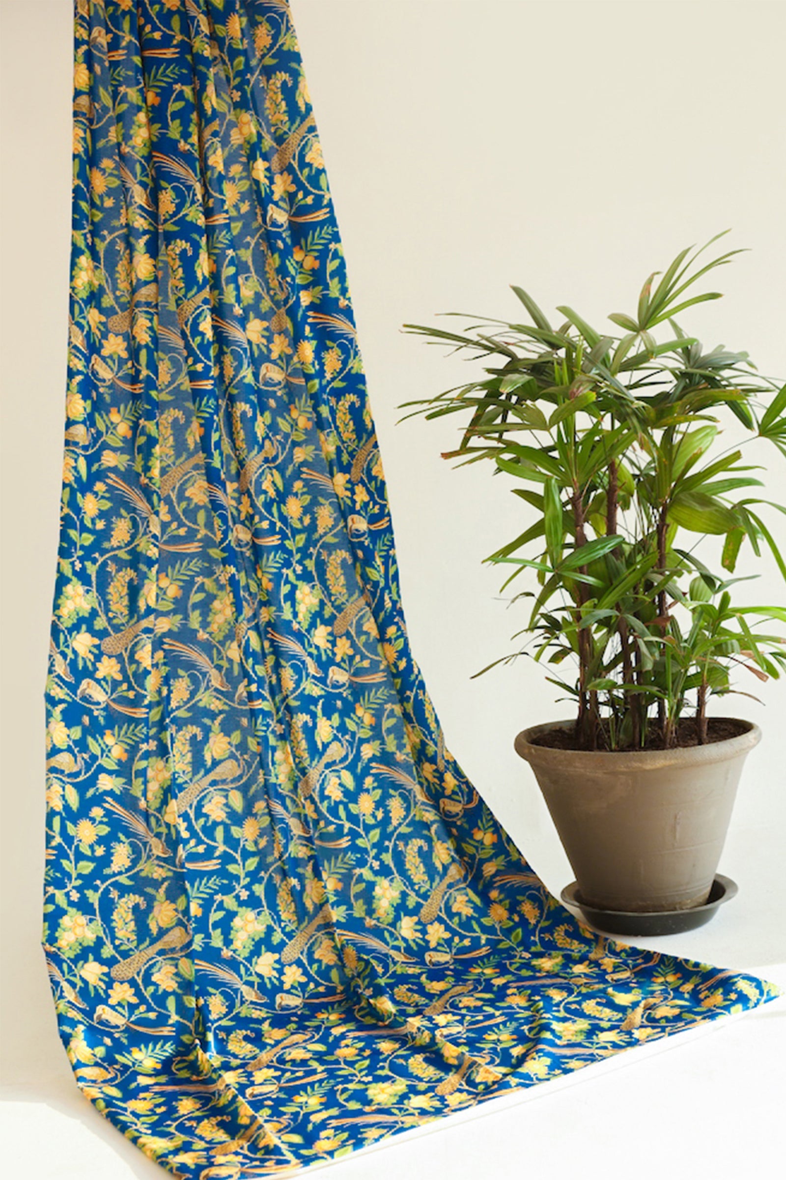 https://cdn.shopify.com/s/files/1/0081/0283/8329/products/LARA.jpg?v=1663311292