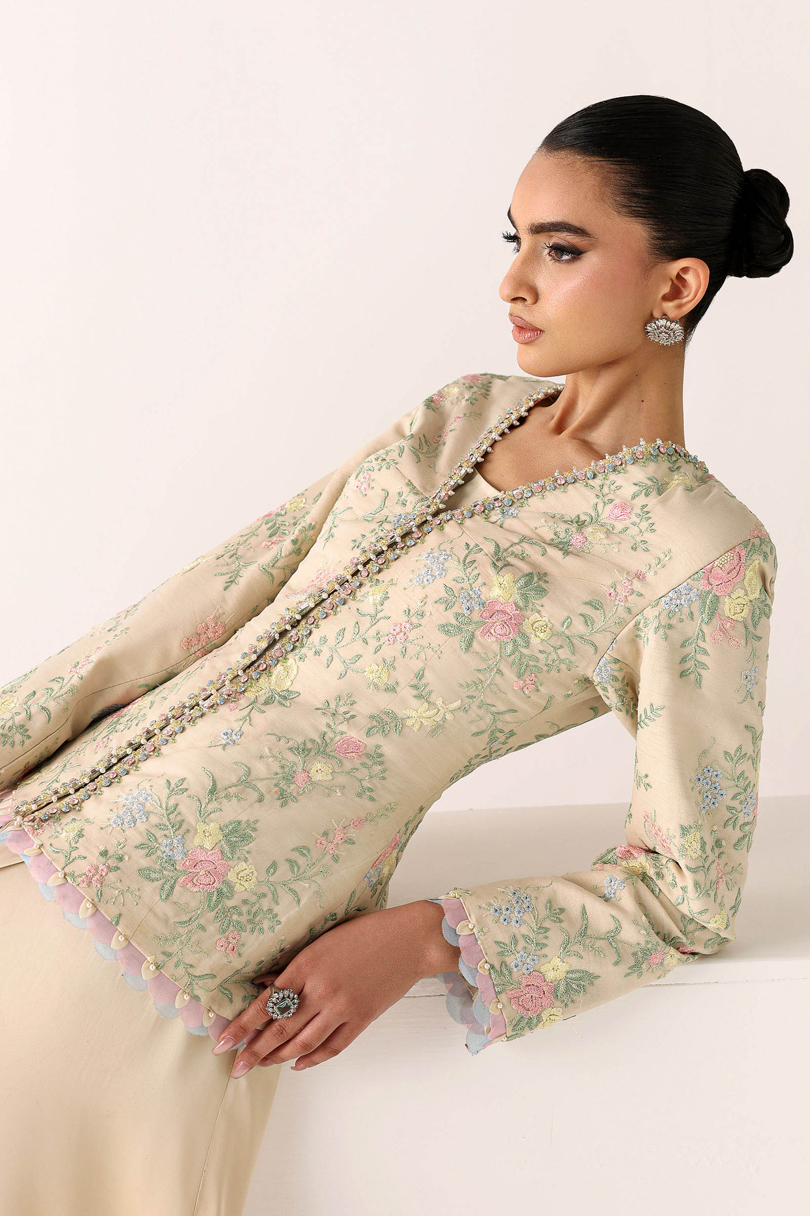 https://cdn.shopify.com/s/files/1/0620/8788/9062/files/LF1005FloralWhiteCloseup_E.jpg?v=1769520203