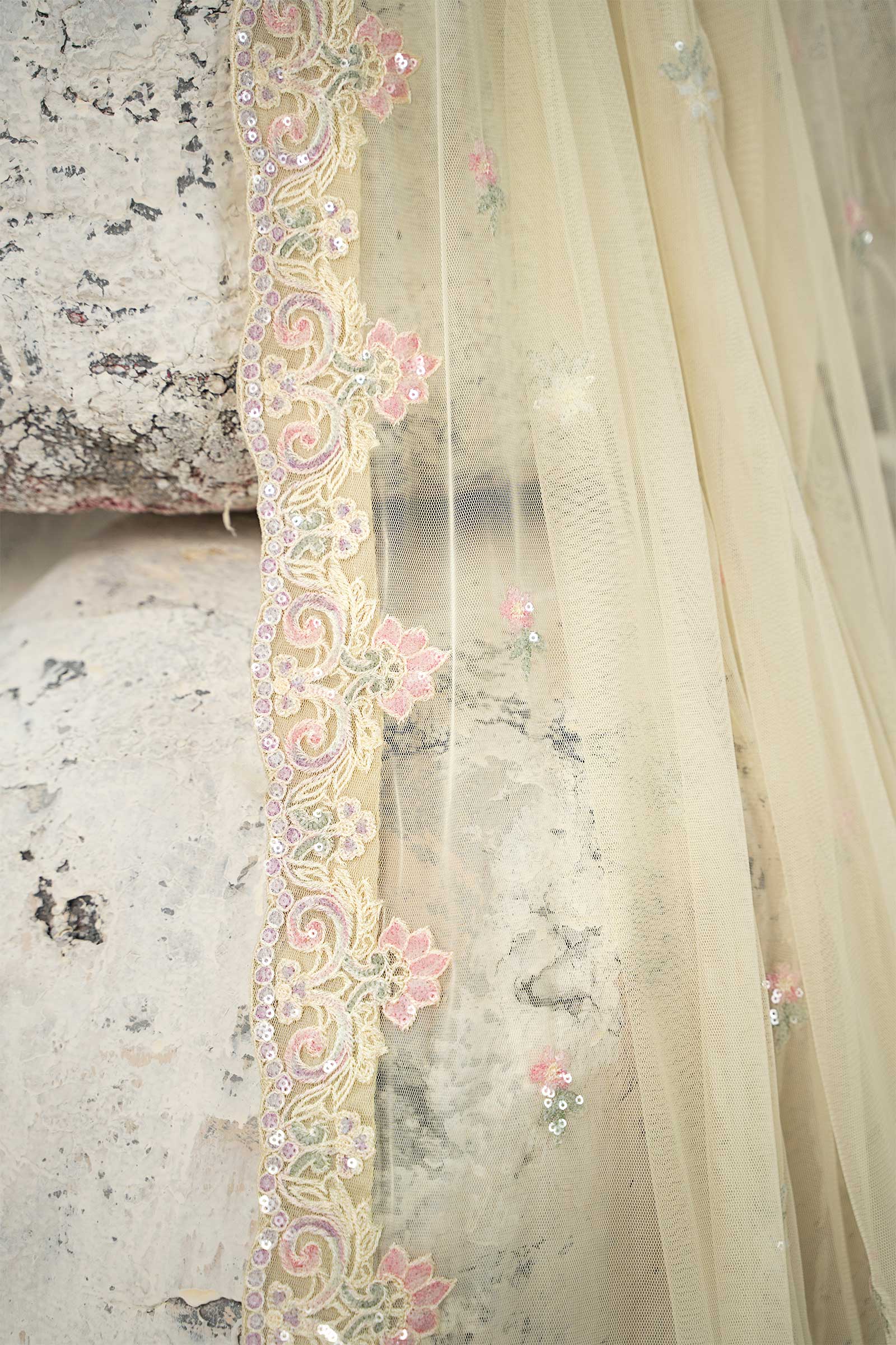https://cdn.shopify.com/s/files/1/0620/8788/9062/files/LF910ButterYellow_D_Closeup_G.jpg?v=1765787287