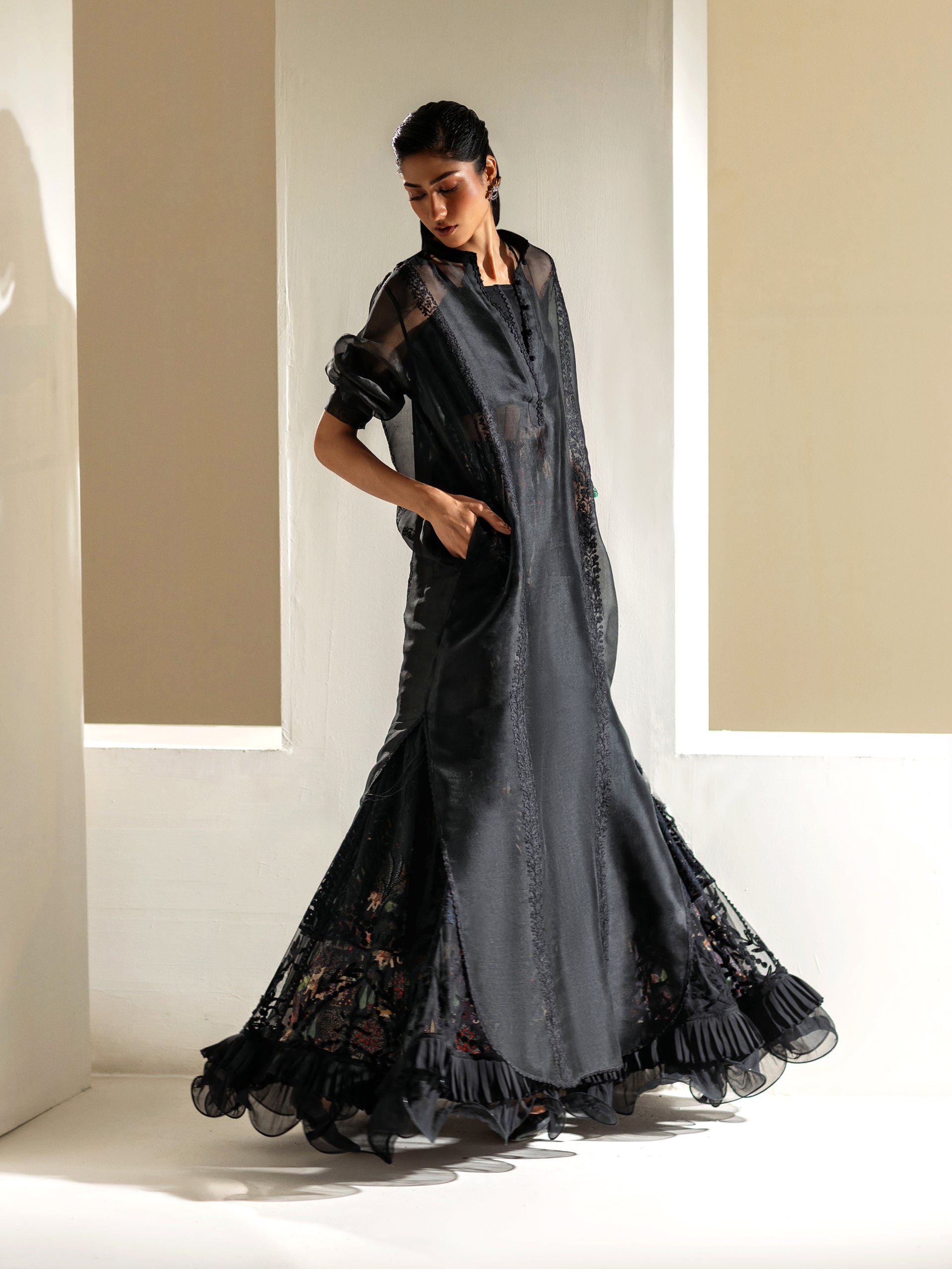 https://cdn.shopify.com/s/files/1/0768/4872/6205/files/Lyra-Black-1.jpg?v=1777669626