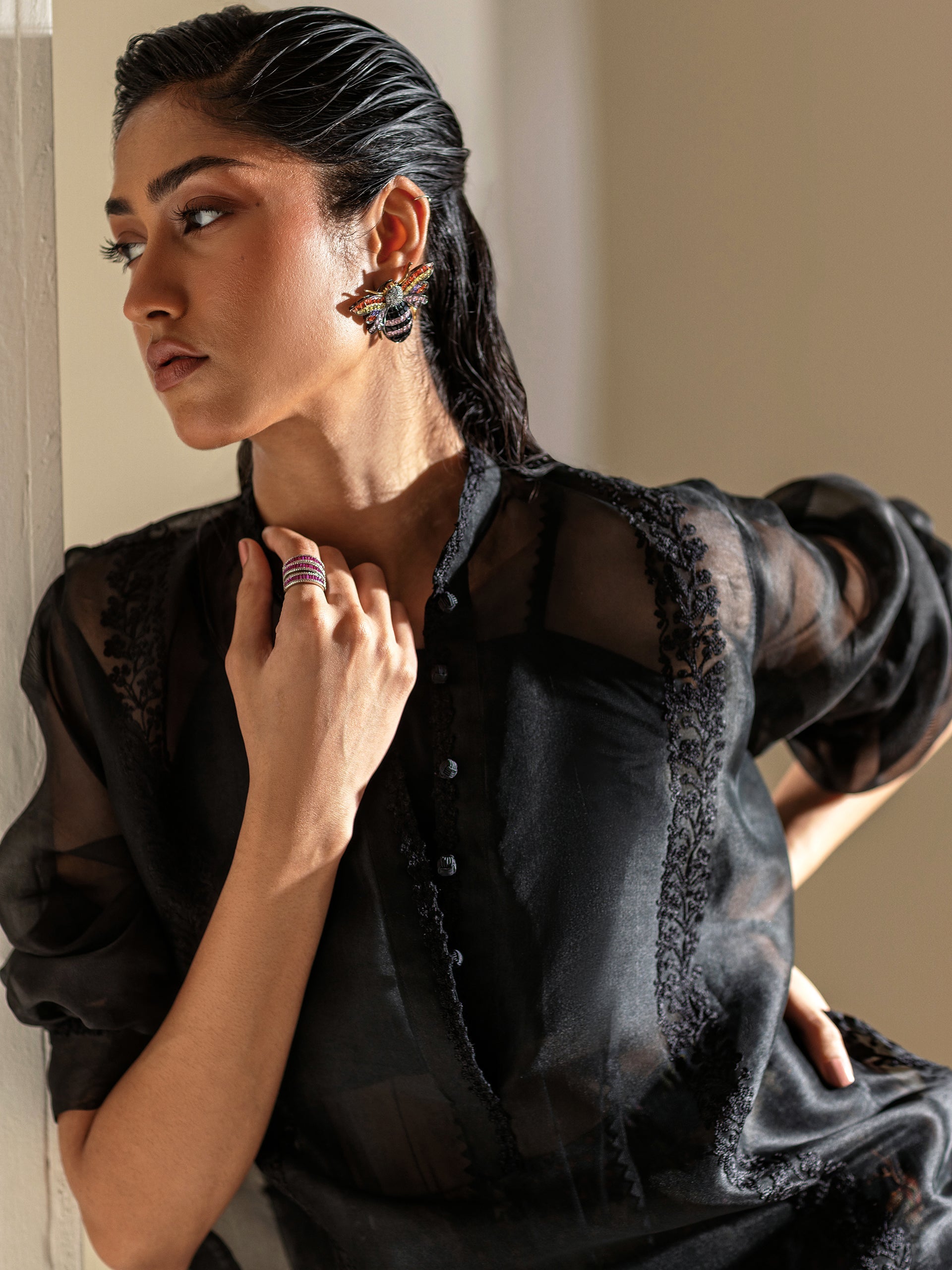 https://cdn.shopify.com/s/files/1/0768/4872/6205/files/Lyra-Black-5.jpg?v=1777669627