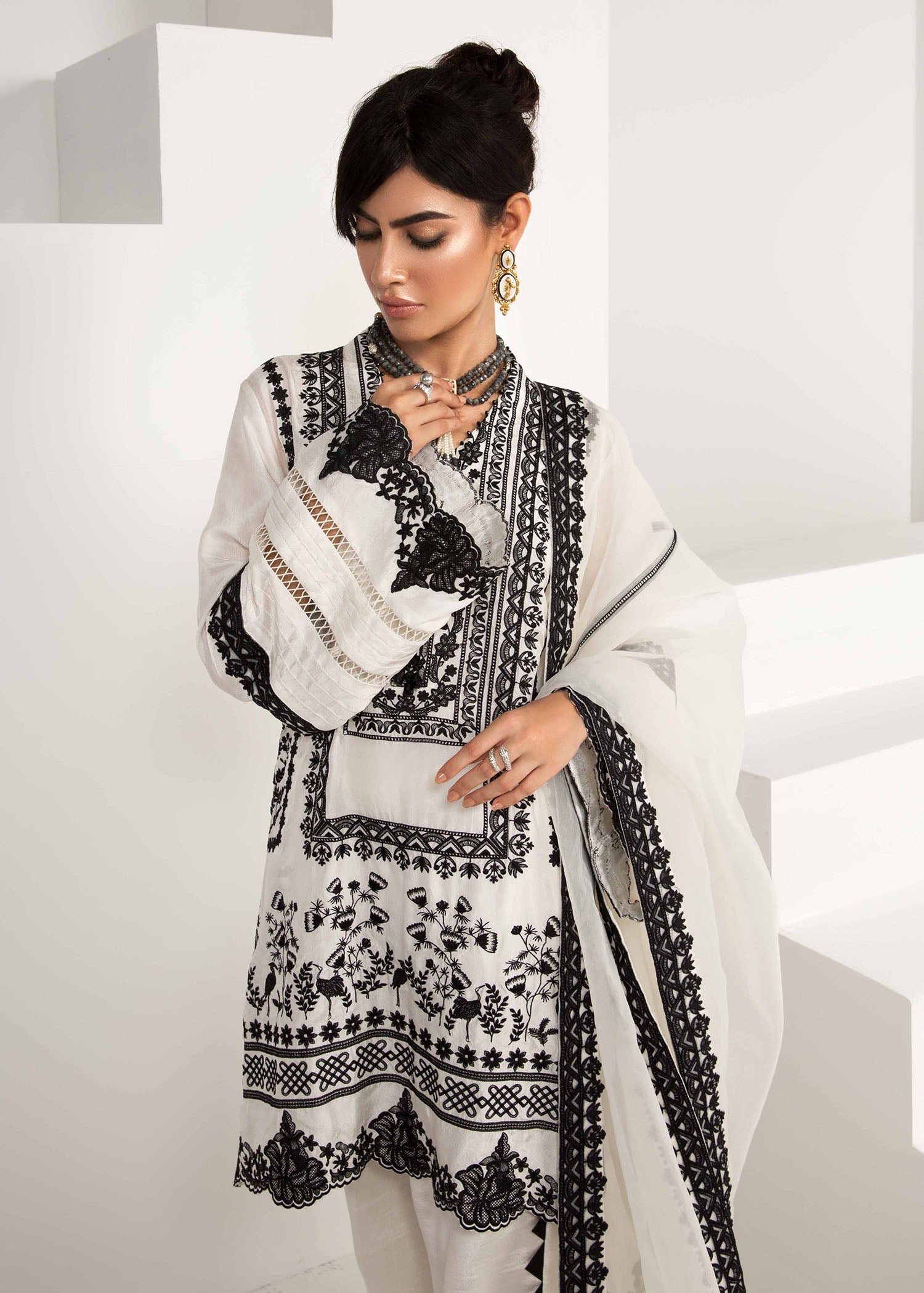 https://cdn.shopify.com/s/files/1/1625/9005/products/MANTRARESIZE5159A6675.jpg?v=1593787489