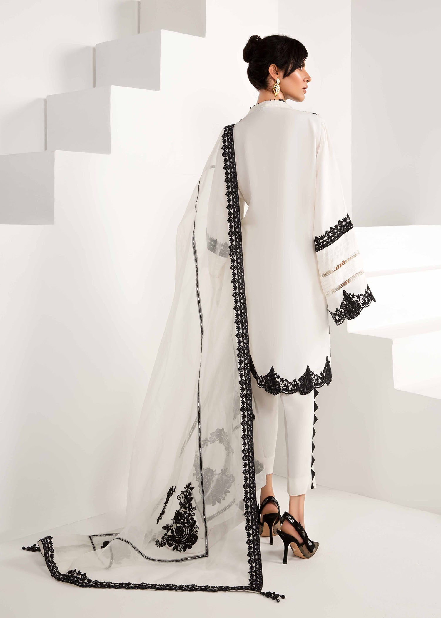 https://cdn.shopify.com/s/files/1/1625/9005/products/MANTRARESIZE5159A6695.jpg?v=1593787489