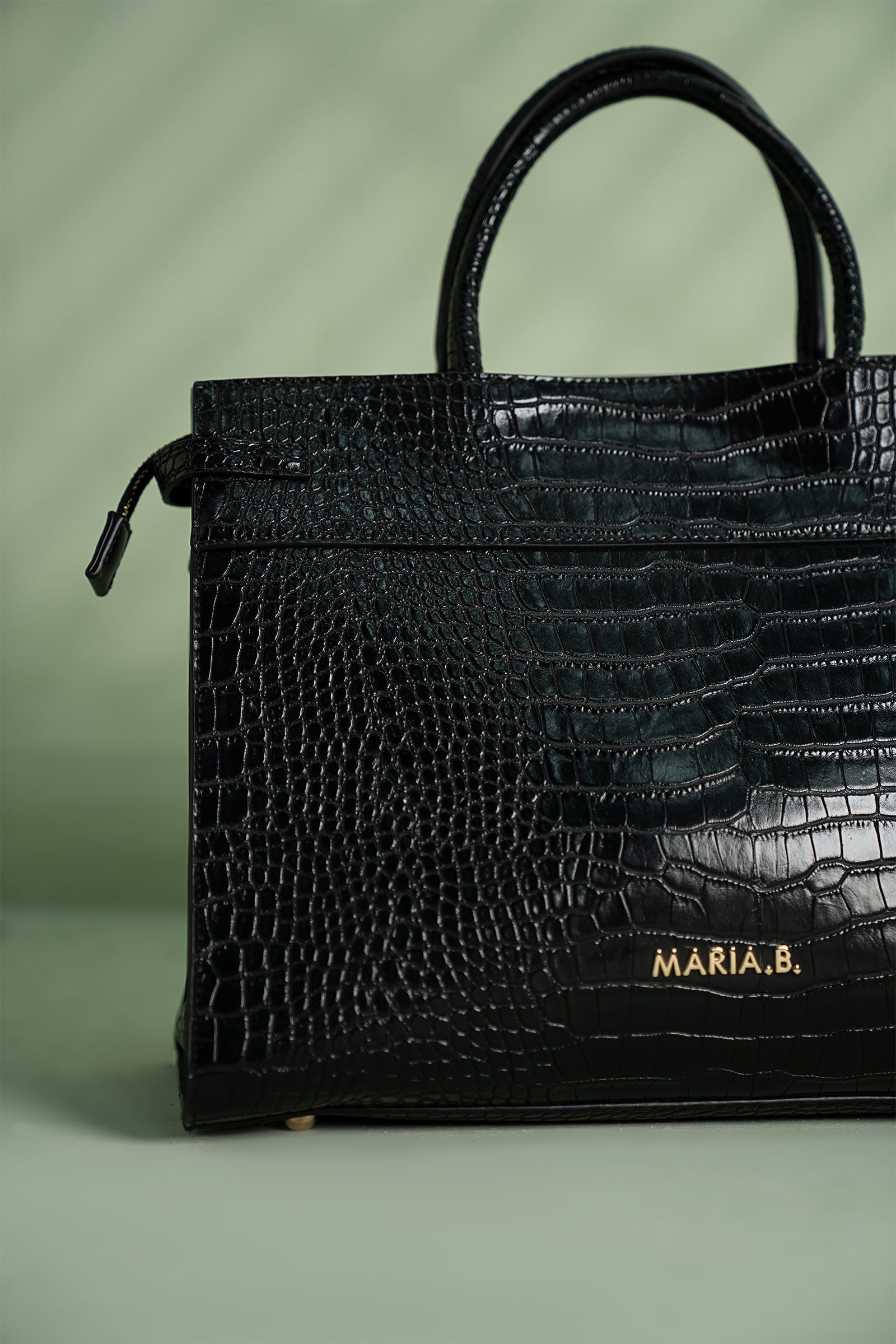 https://cdn.shopify.com/s/files/1/0620/8788/9062/files/MBG-W25-18BlackCloseup_D.jpg?v=1763735915