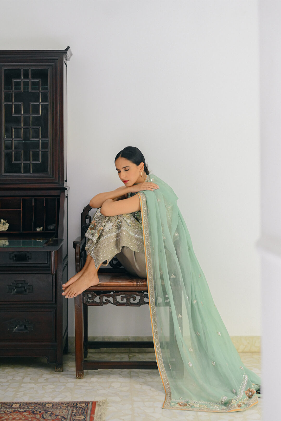 https://cdn.shopify.com/s/files/1/0593/6516/3148/products/MEHLUMSADRIWALA-80-1.jpg?v=1662131825
