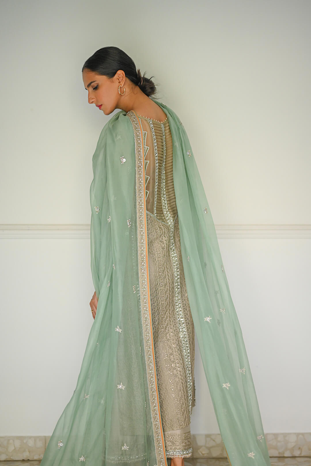 https://cdn.shopify.com/s/files/1/0593/6516/3148/products/MEHLUMSADRIWALA-93-1.jpg?v=1662131821