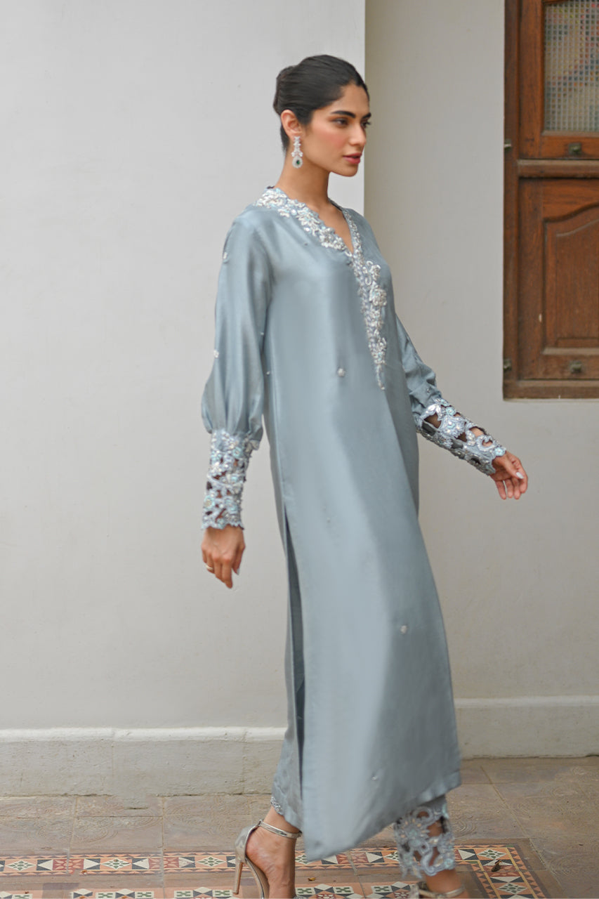 https://cdn.shopify.com/s/files/1/0567/2953/4537/files/MEHLUMSADRIWALAXNF23FORMALS-3.jpg?v=1753519750