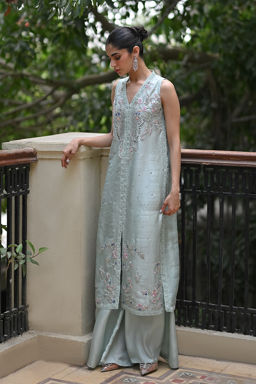 https://cdn.shopify.com/s/files/1/0567/2953/4537/files/MEHLUMSADRIWALAXNF23FORMALS-67.jpg?v=1753519749