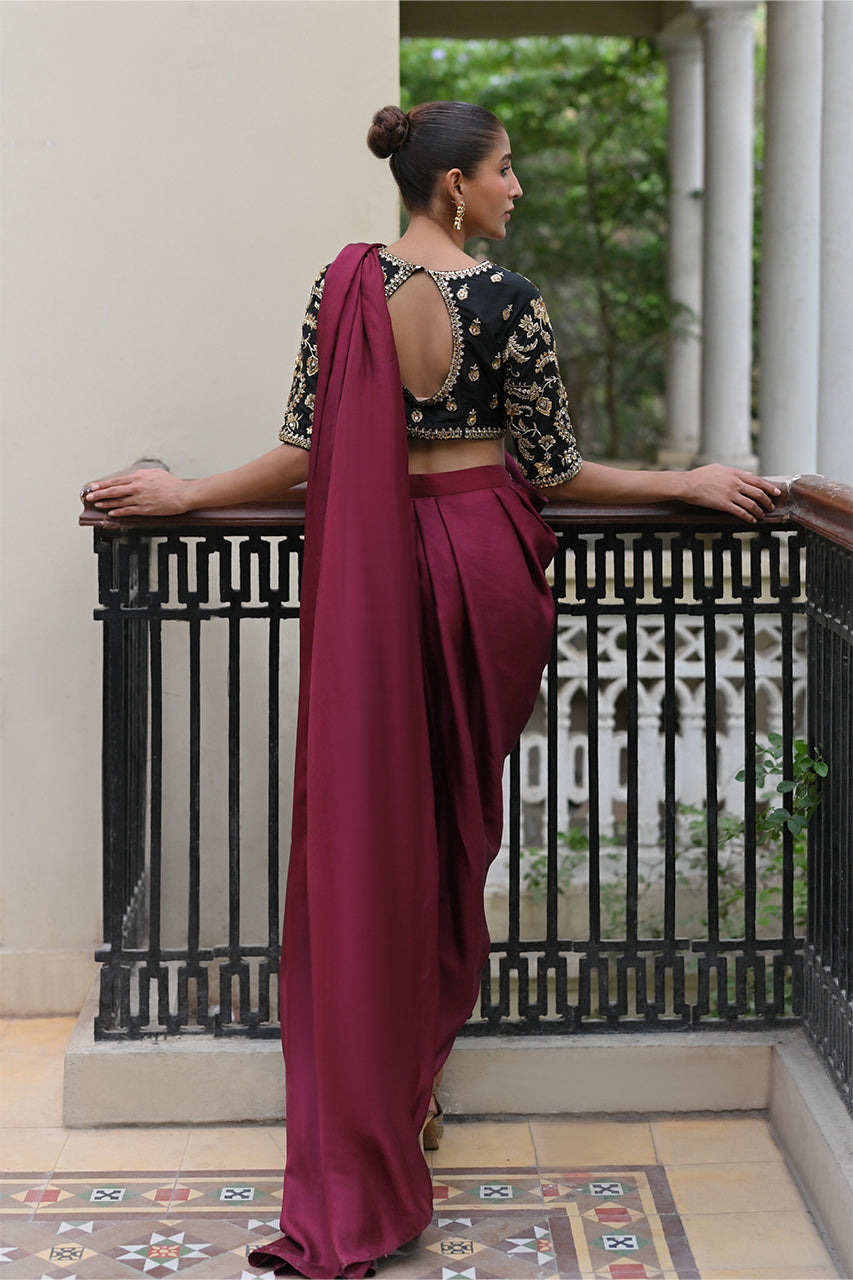 https://cdn.shopify.com/s/files/1/0567/2953/4537/files/MEHLUMSADRIWALAXNF23FORMALS-83.jpg?v=1753519738