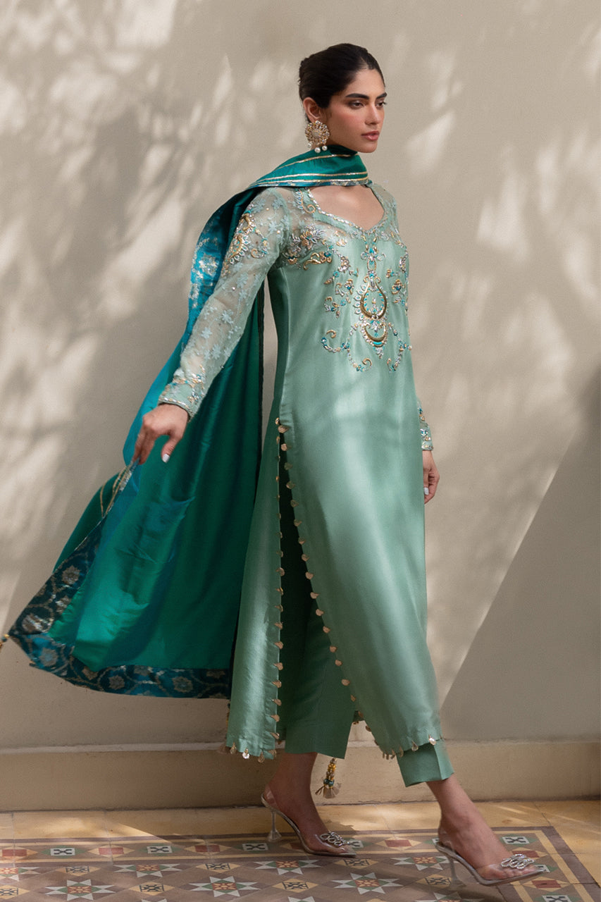 https://cdn.shopify.com/s/files/1/0567/2953/4537/files/MEHLUMSADRIWALAXNF23FORMALS-98.jpg?v=1753519742