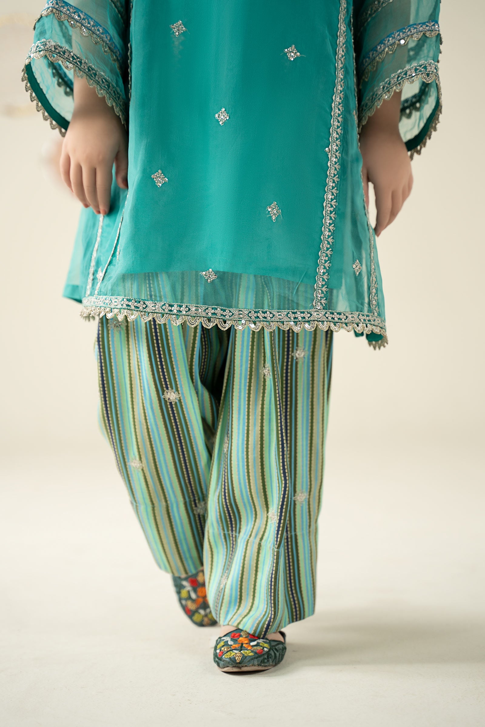 https://cdn.shopify.com/s/files/1/0620/8788/9062/files/MKSW2505GreenCloseup_G.jpg?v=1756820127