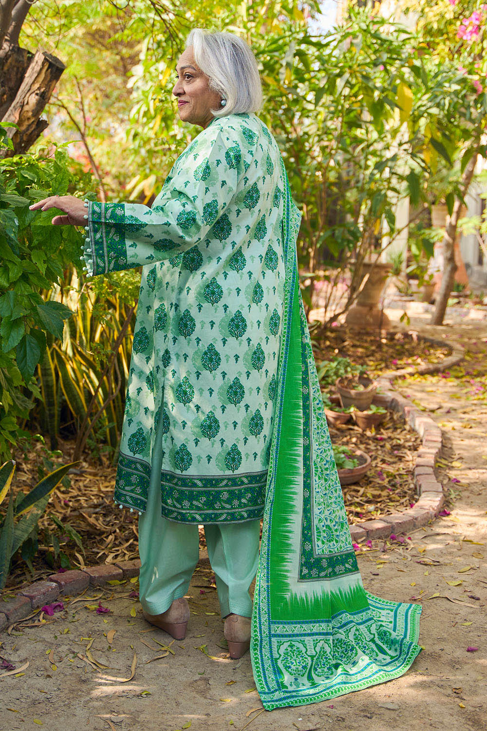 BLACK KASHMIRI LUXURY EMBROIDERED KARANDI SET (NEL-25624)