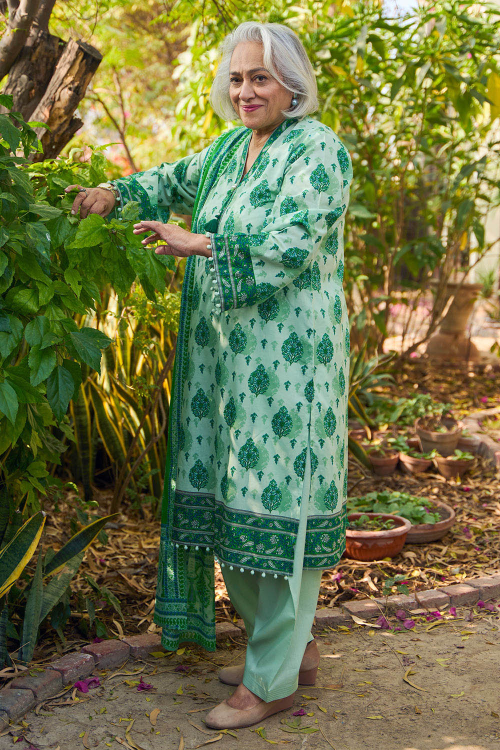BLACK KASHMIRI LUXURY EMBROIDERED KARANDI SET (NEL-25624)