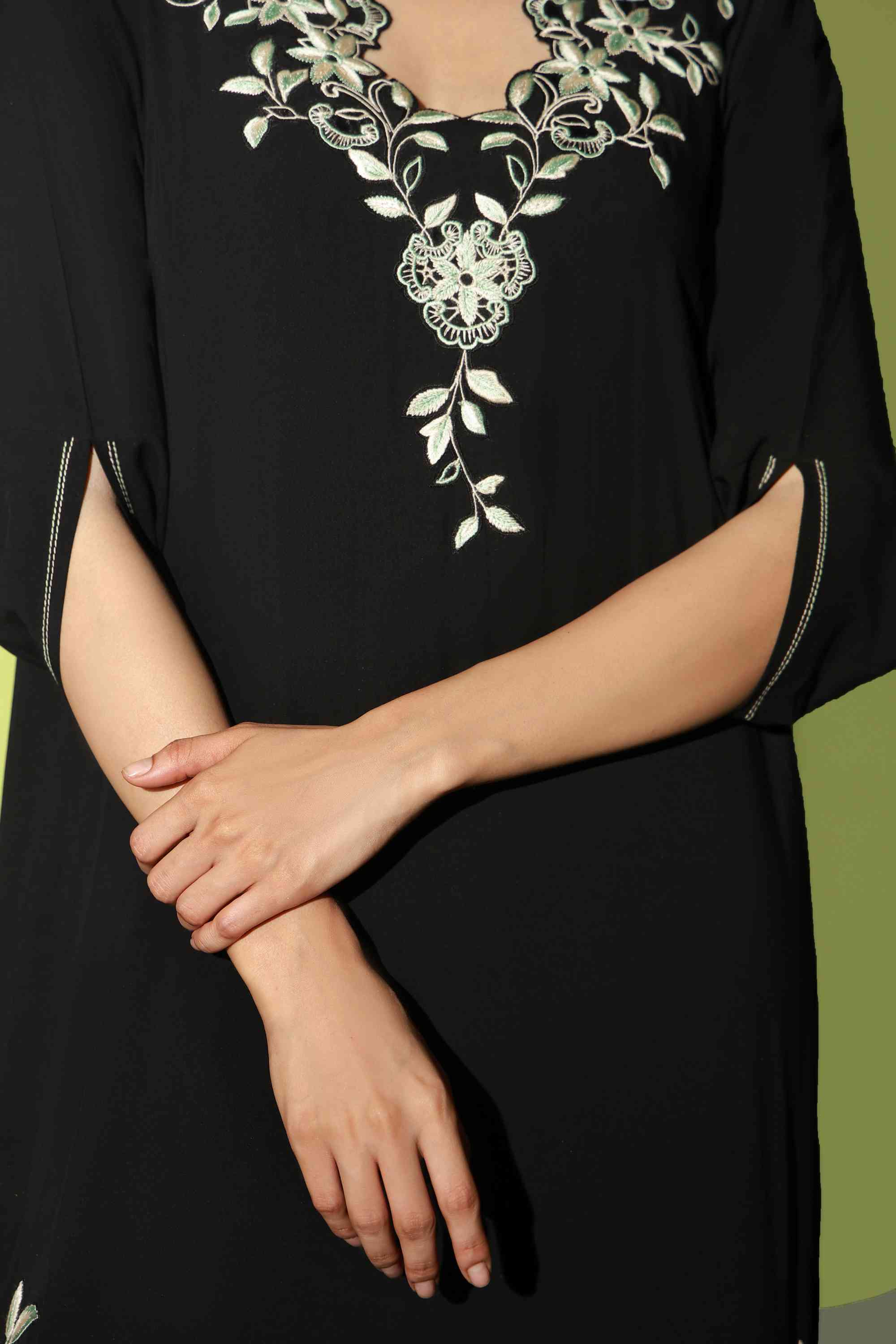 https://cdn.shopify.com/s/files/1/0663/9616/0233/files/QueenGlam_10.jpg?v=1777466304
