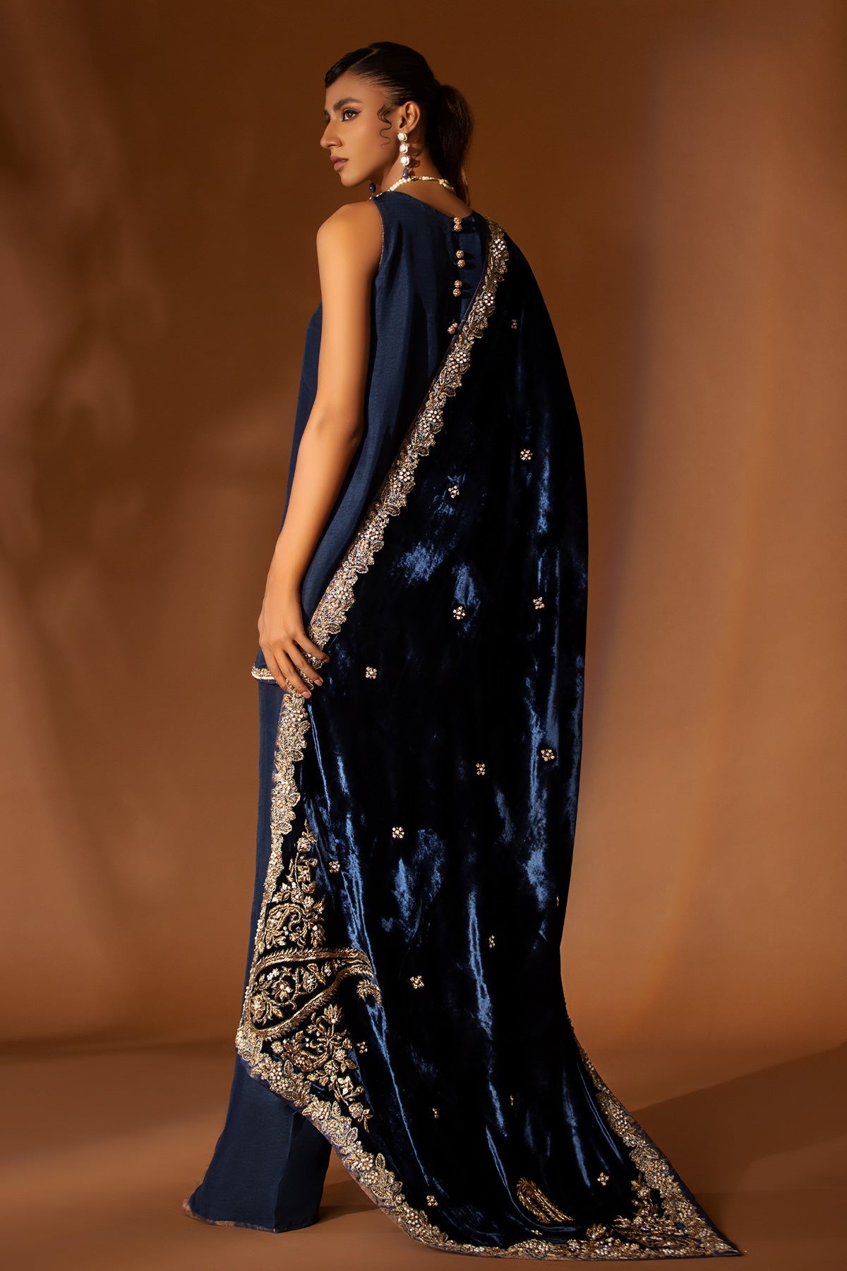 https://cdn.shopify.com/s/files/1/0742/2718/8017/products/RJK-S-01-22-1Shawl_2.jpg?v=1755426069