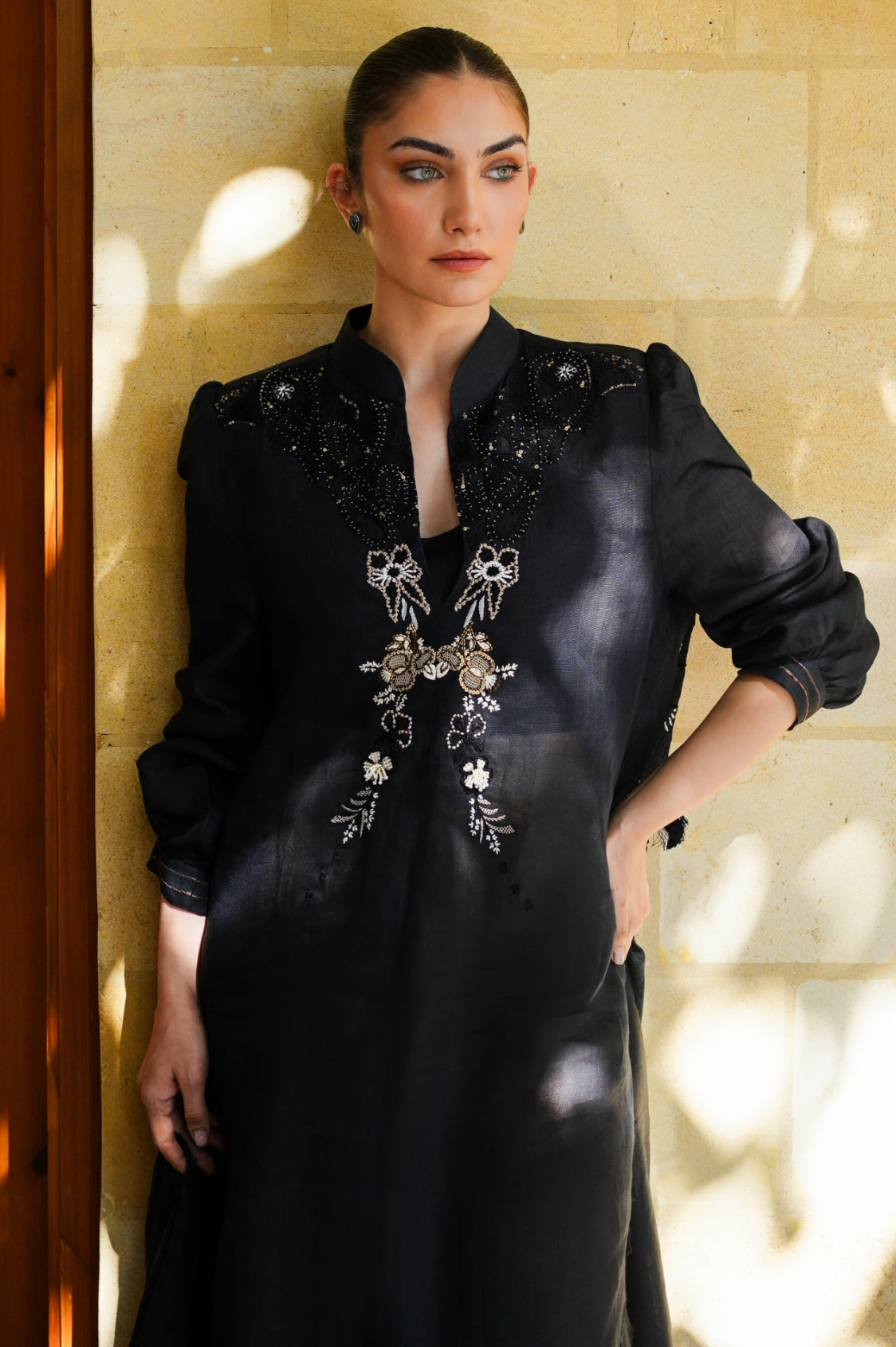 https://cdn.shopify.com/s/files/1/0593/6516/3148/files/Remi-Black5_2x_736cf9e0-2b5f-4d62-bfb4-e709c48e4796.jpg?v=1709110964