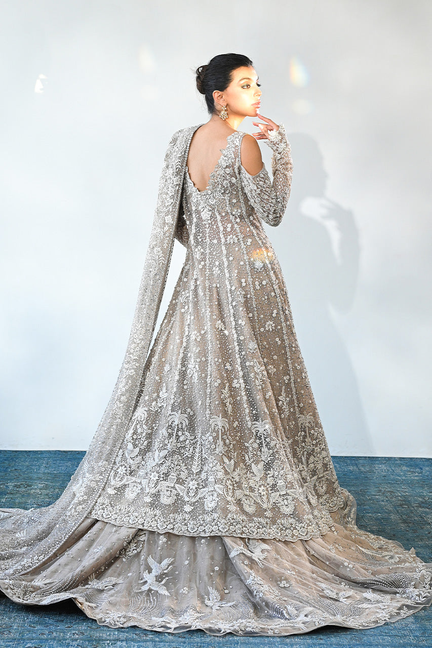 https://cdn.shopify.com/s/files/1/0588/3661/5221/files/SANIAMASKTAIYA2024BRIDALS-4892_b9ee15e7-8fbc-4fb7-8554-20723958be16.jpg?v=1734160541
