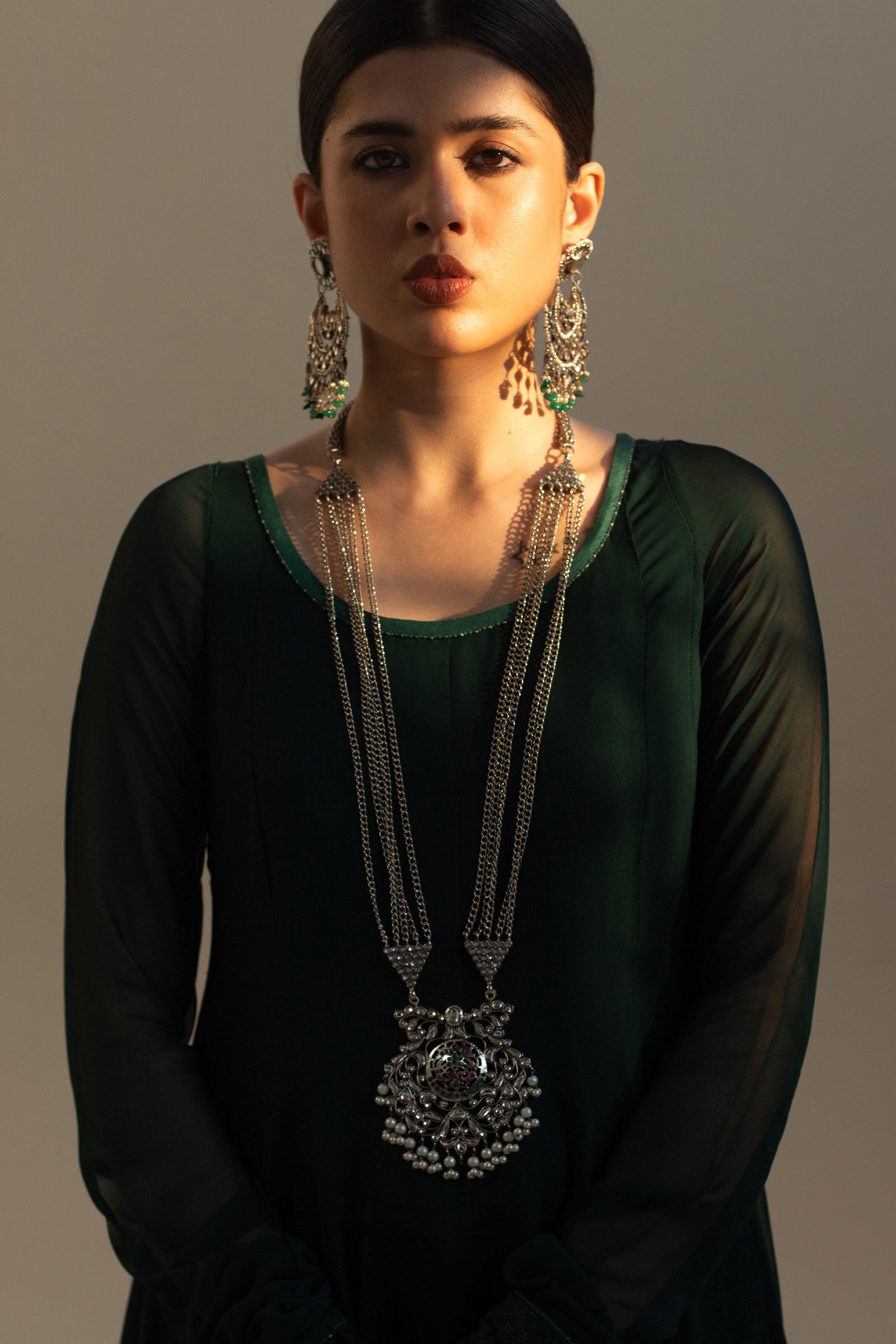 https://cdn.shopify.com/s/files/1/0340/8376/6405/files/SILVERPLATEDKUNDANNECKLACE.jpg?v=1702458668