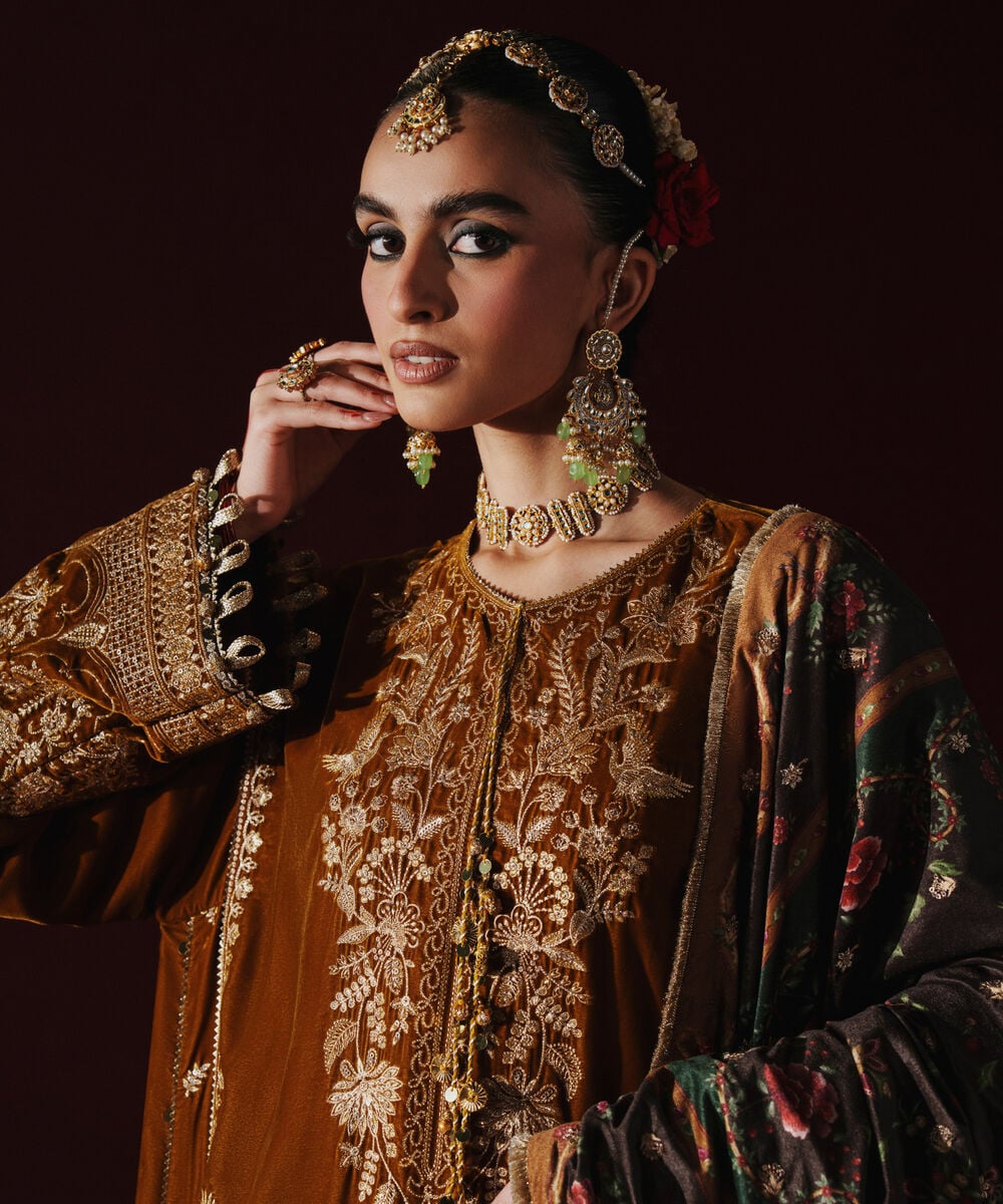 3 Piece - Embroidered Velvet Suit U3PELXS26V86